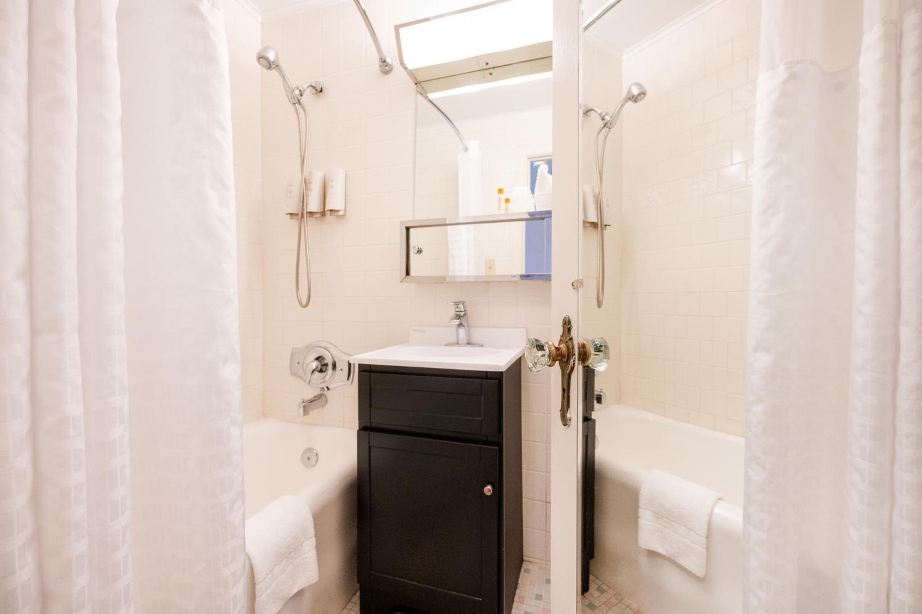 Twin Suite with Two Twin Beds (No Air-Conditioning) photo 2