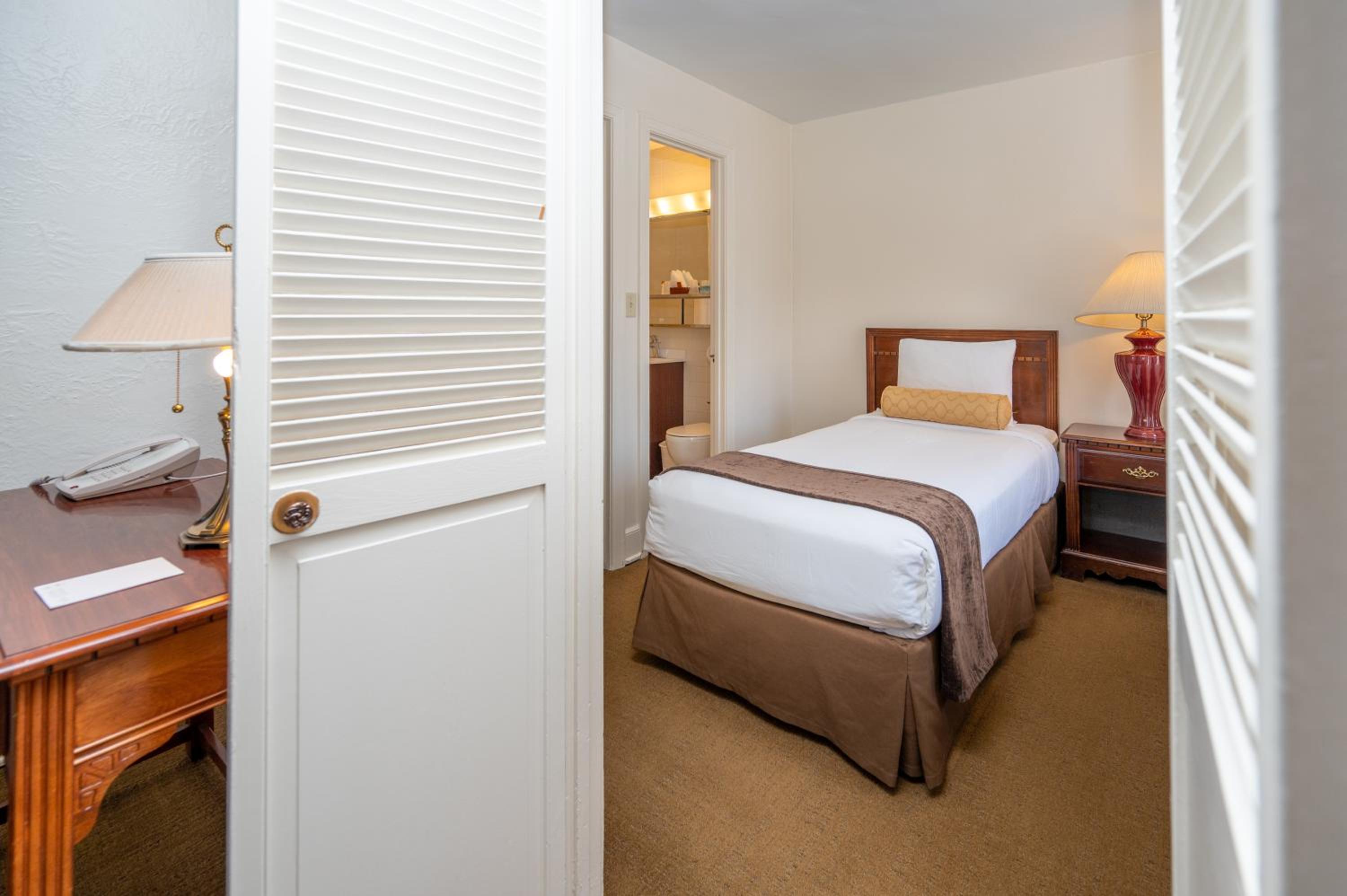 Twin Suite with Two Twin Beds (No Air-Conditioning) photo 3