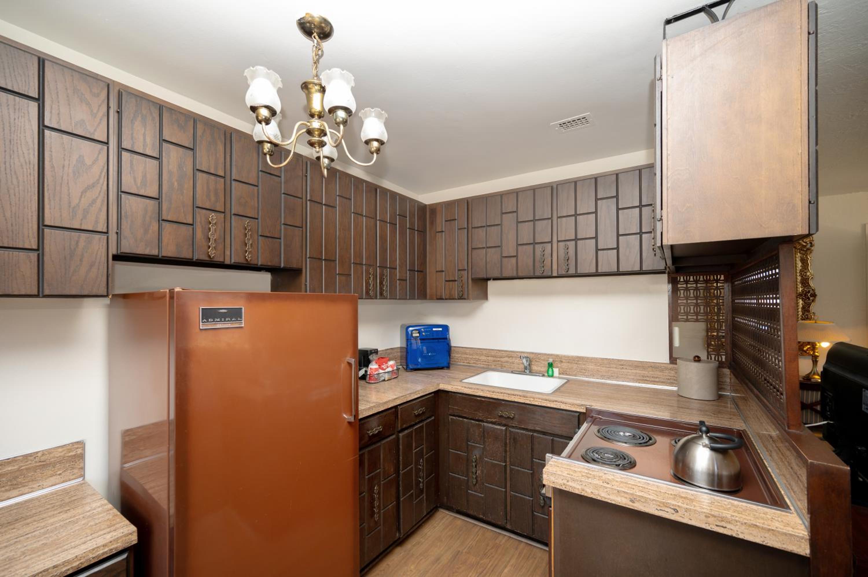 Queen Suite (No Air-Conditioning) photo 2