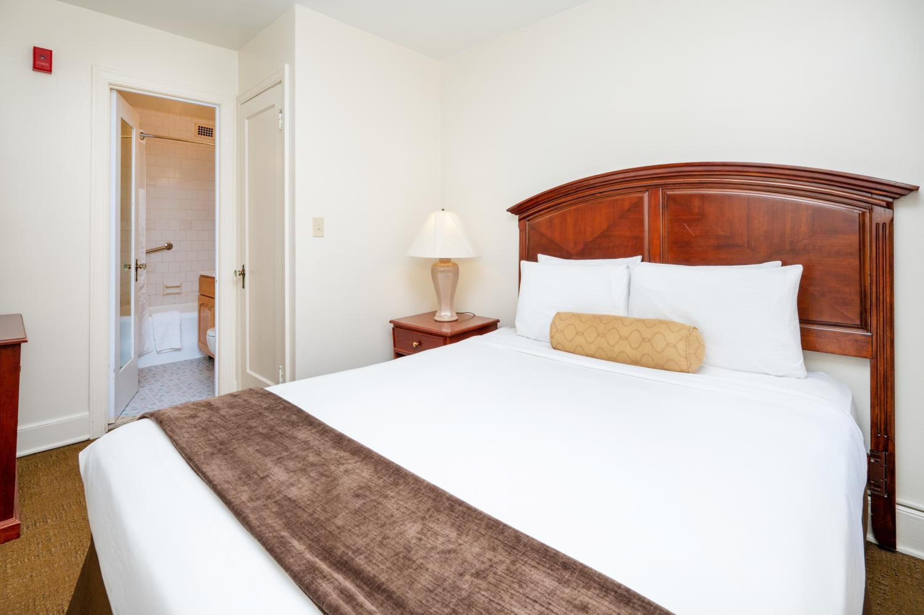 Queen Suite (No Air-Conditioning) photo 1