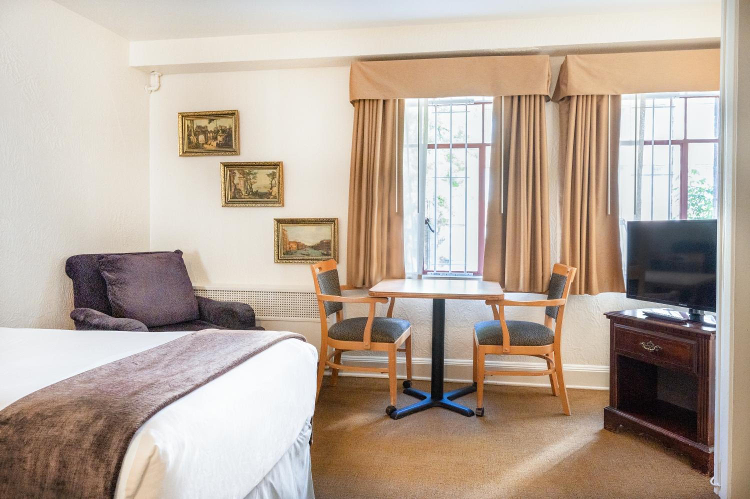 Deluxe Twin Studio with Two Twin Beds (No Air-Conditioning) photo 3