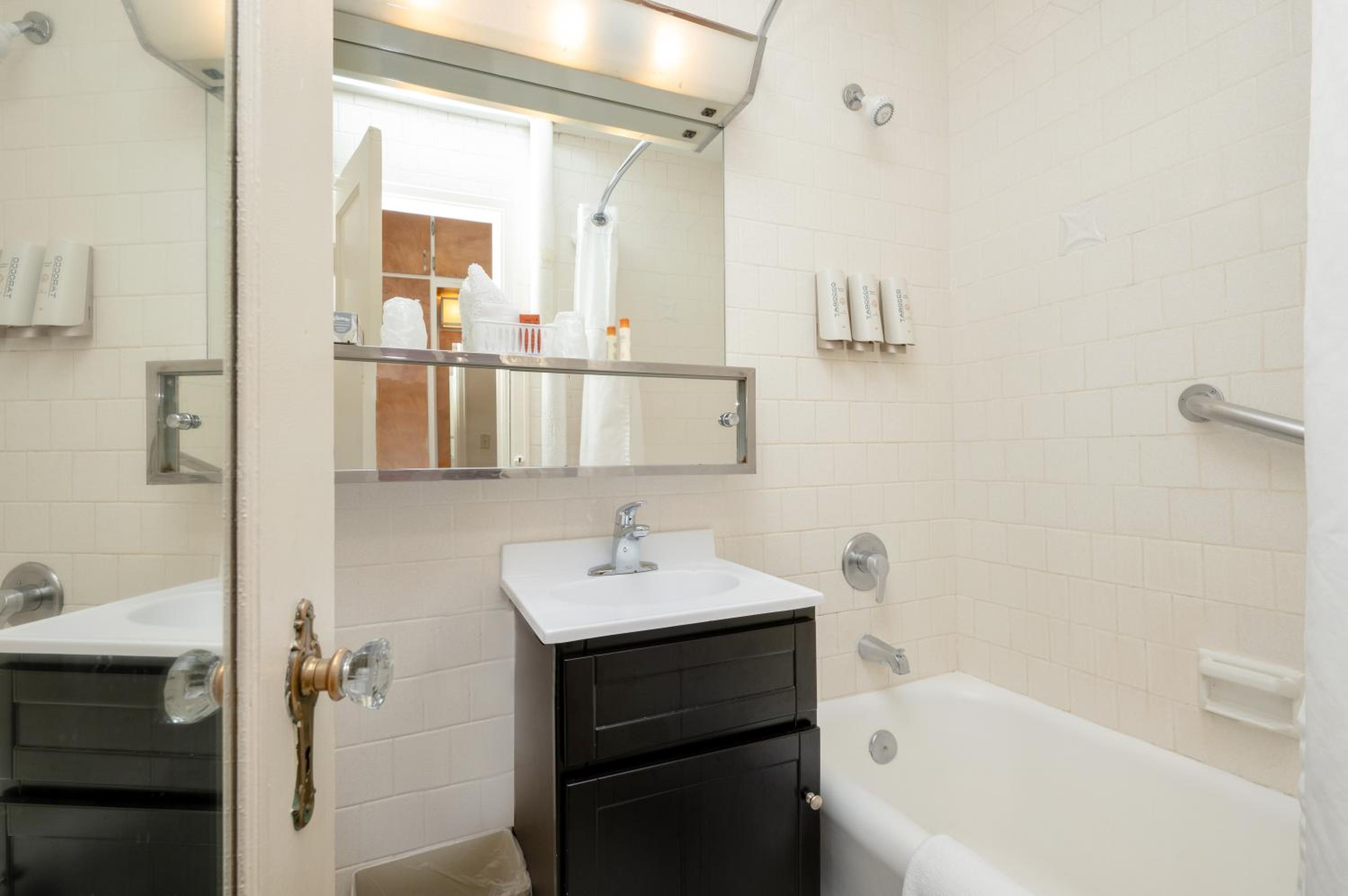 Deluxe Twin Studio with Two Twin Beds (No Air-Conditioning) photo 2