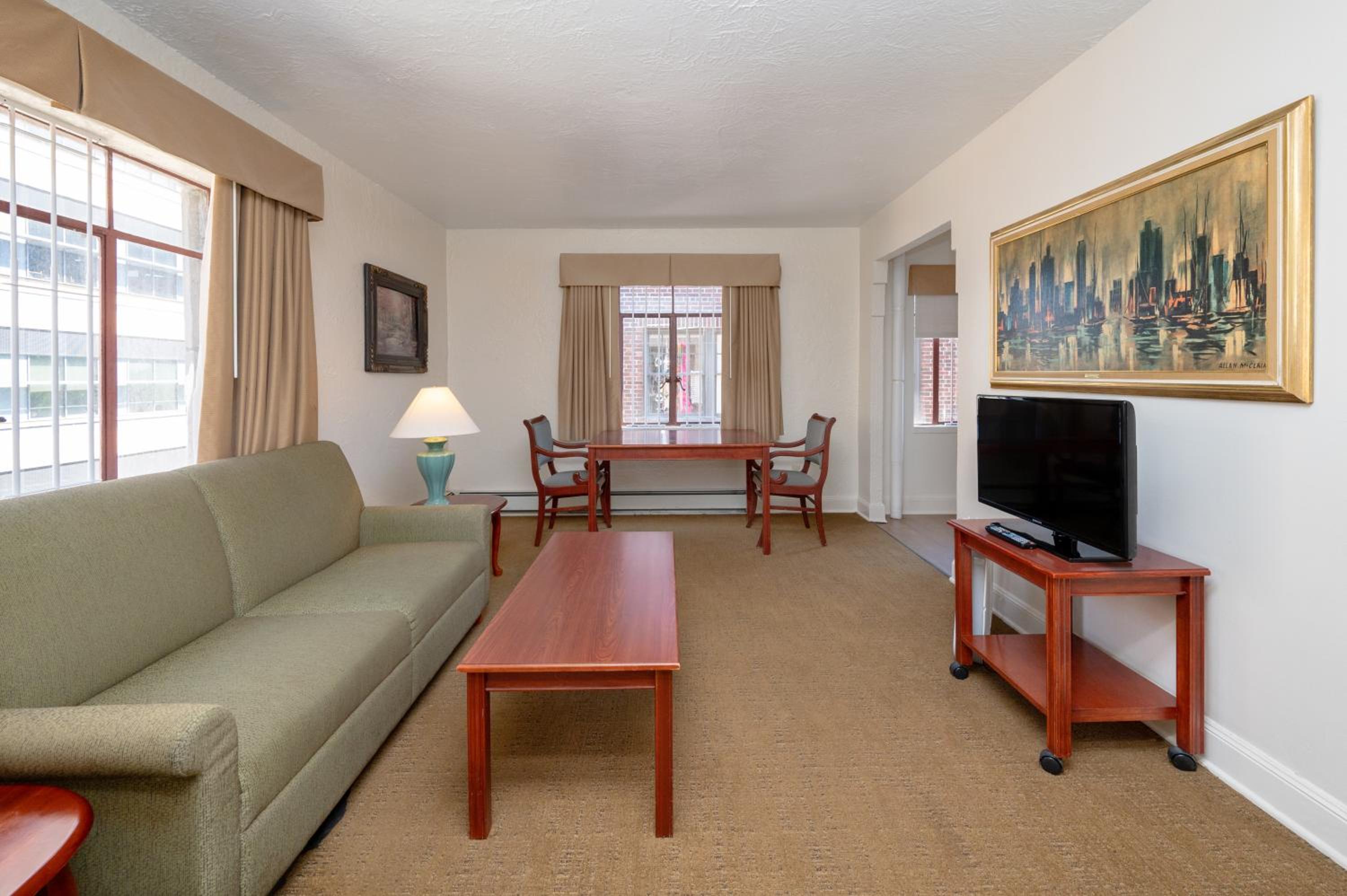 Queen Suite (No Air-Conditioning) photo 3
