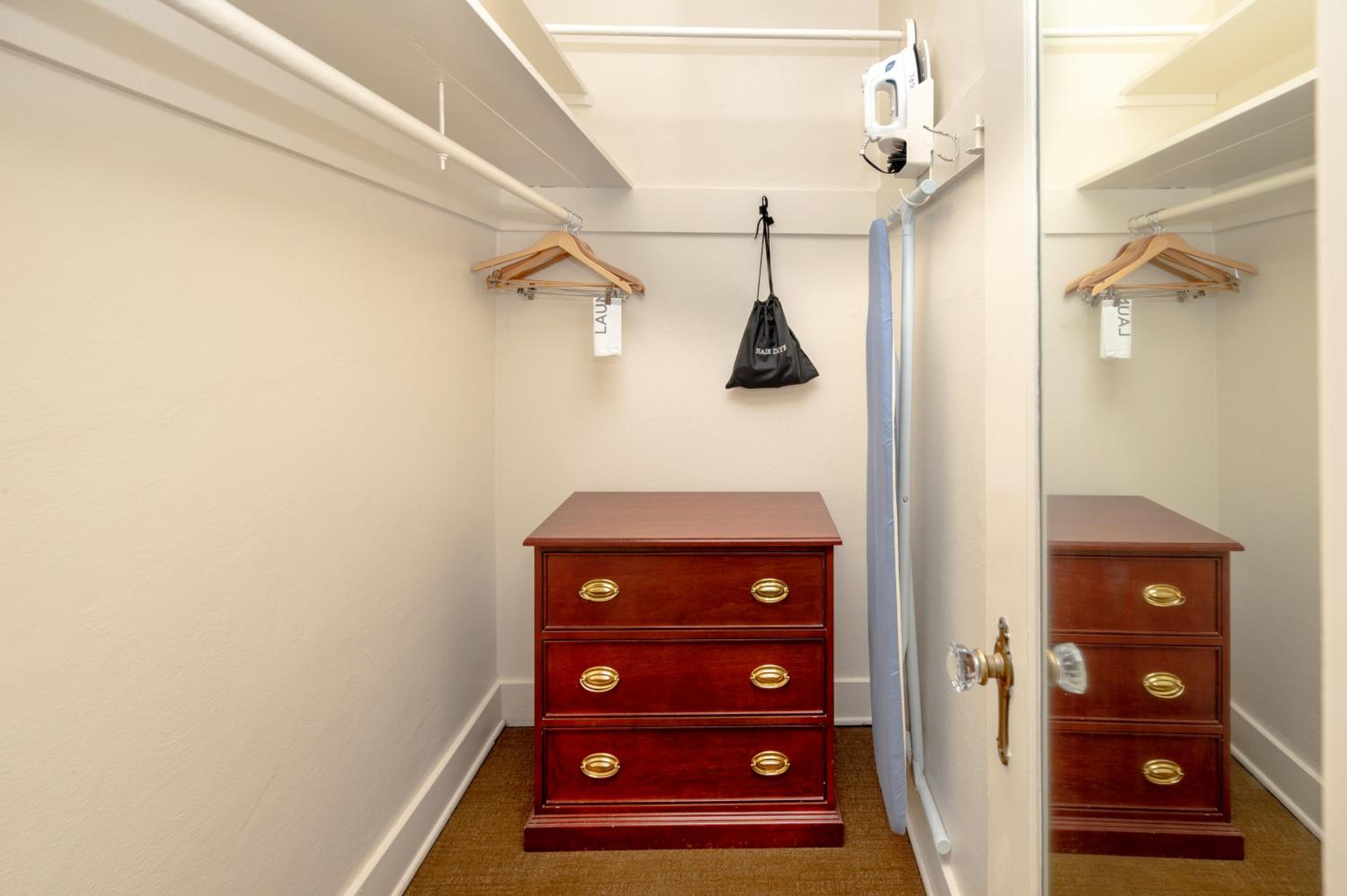 Twin Suite with Two Twin Beds (No Air-Conditioning) photo 1