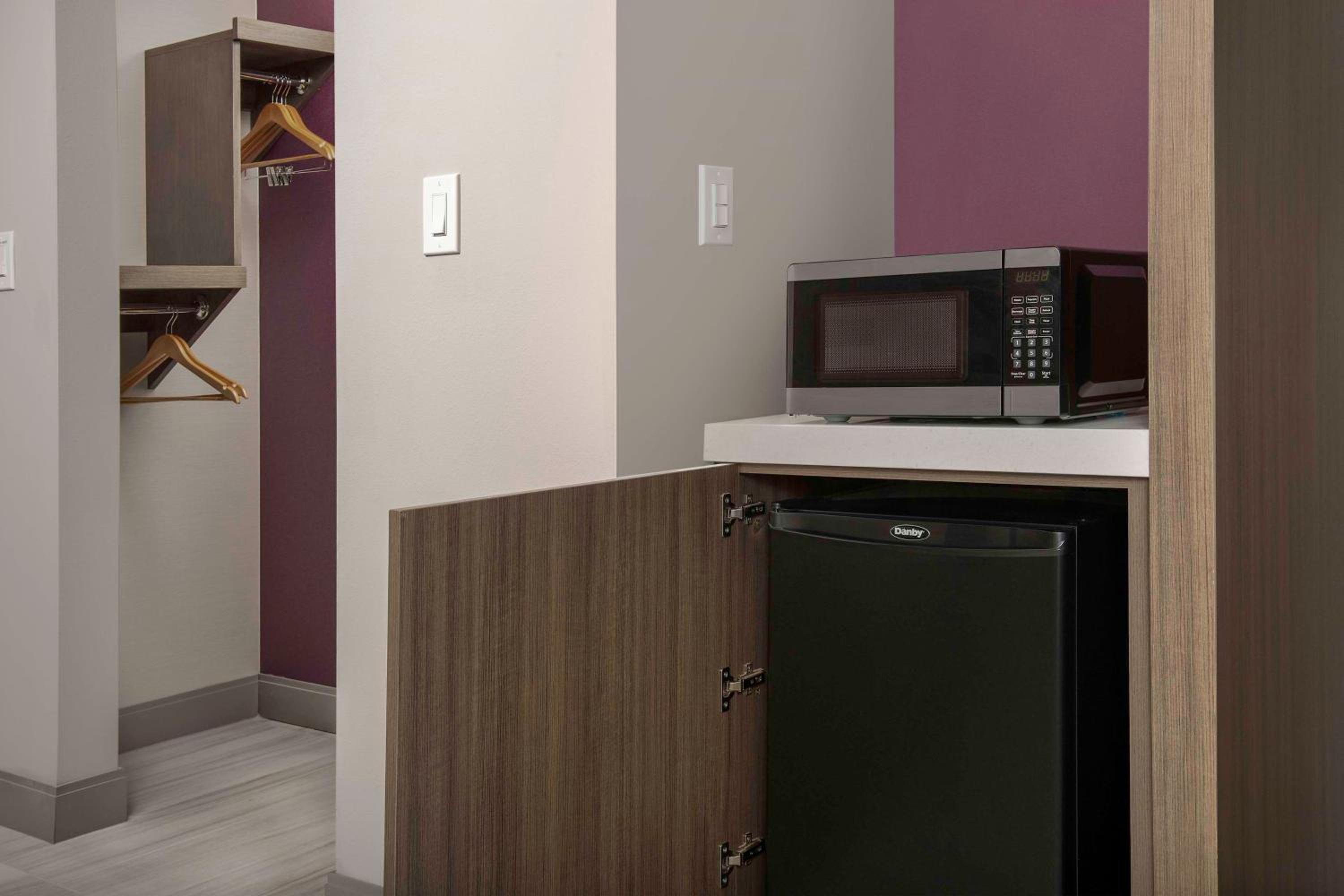 King Room with Roll-In Shower - Mobility Access - Photo 3