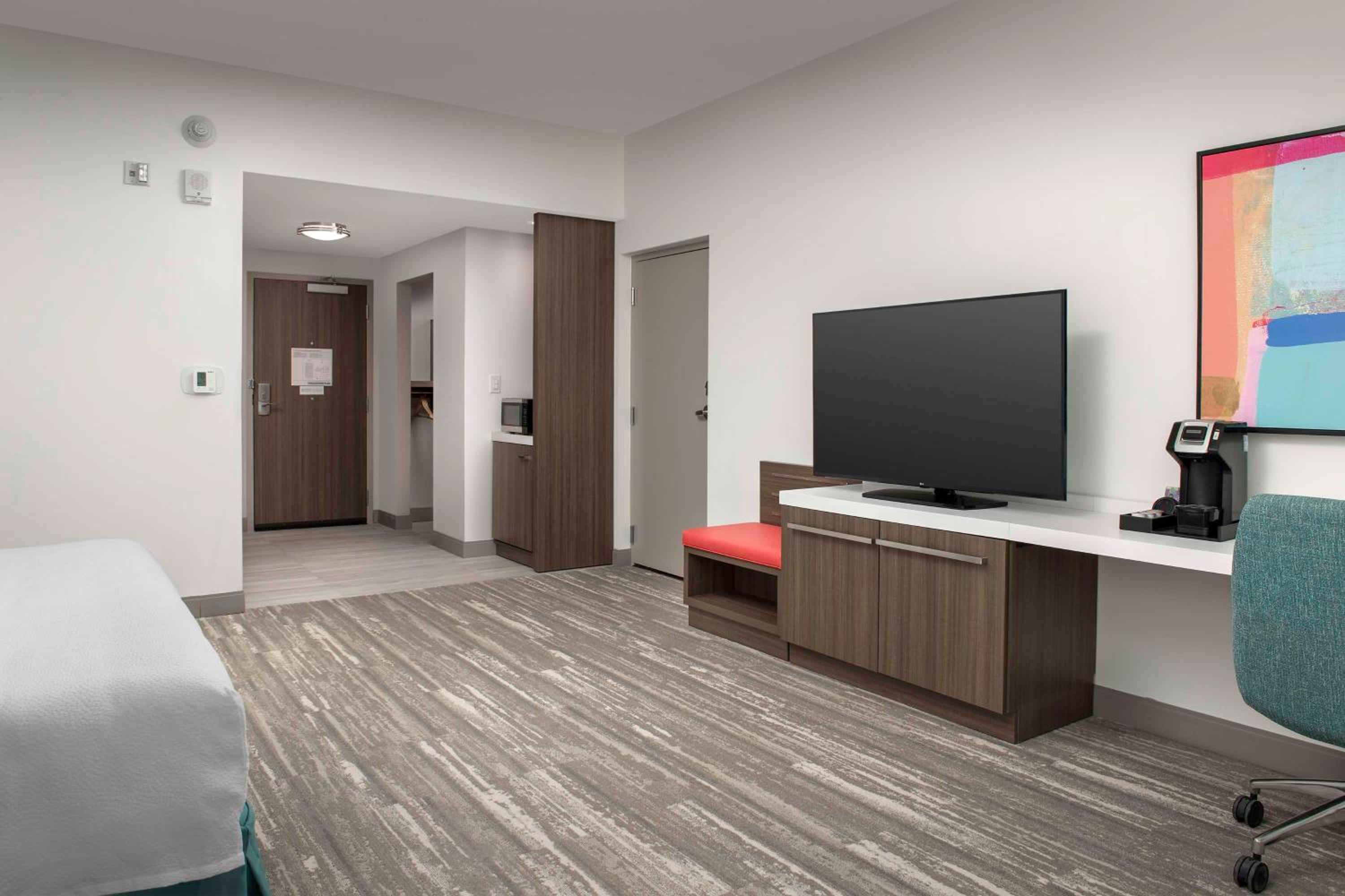 King Room with Roll-In Shower - Mobility Access - Photo 4