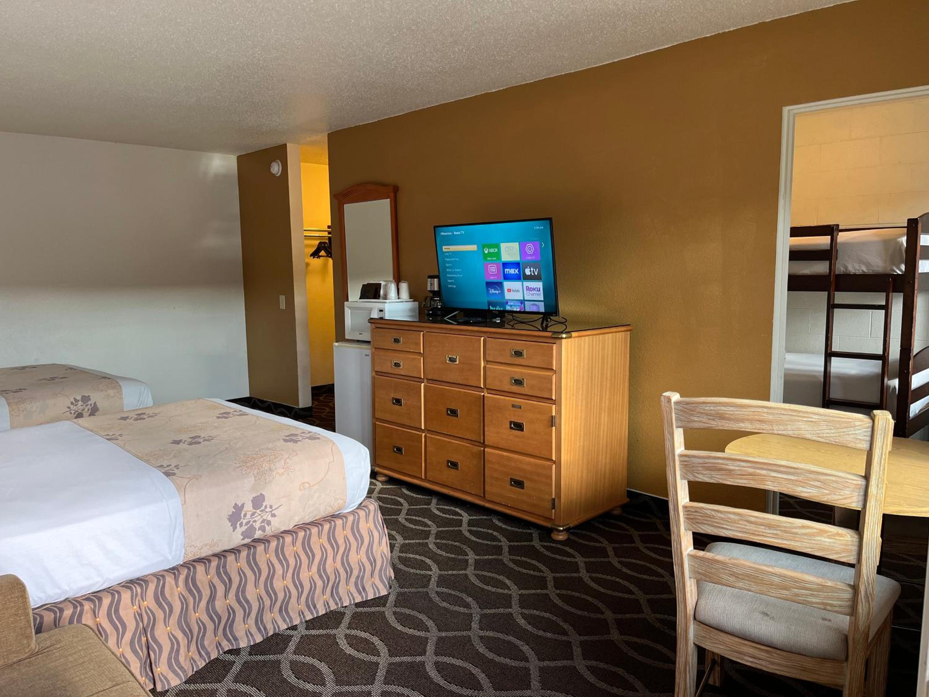 Queen Suite - Photo 1