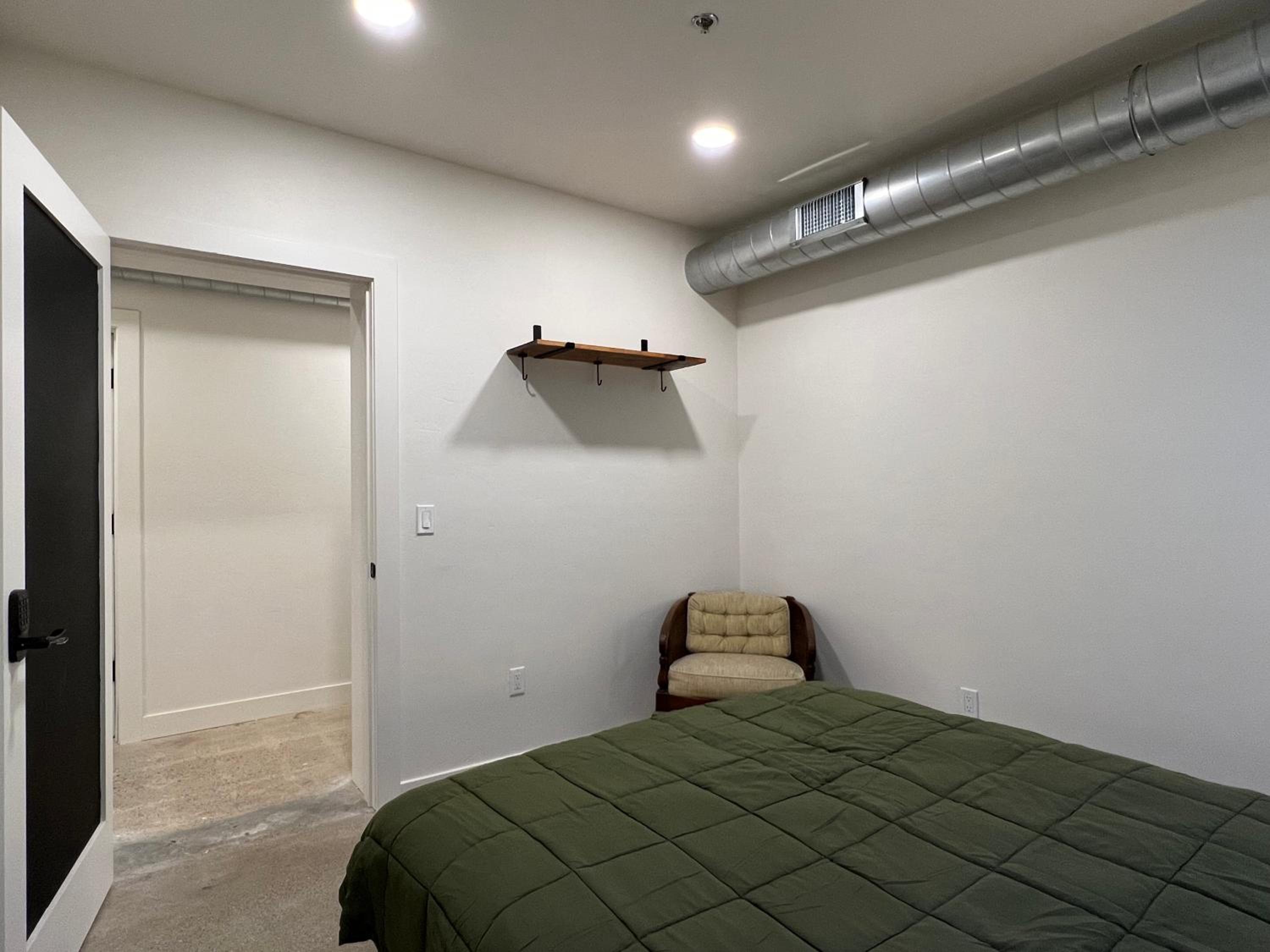 Queen Room with Shared Bathroom photo 2