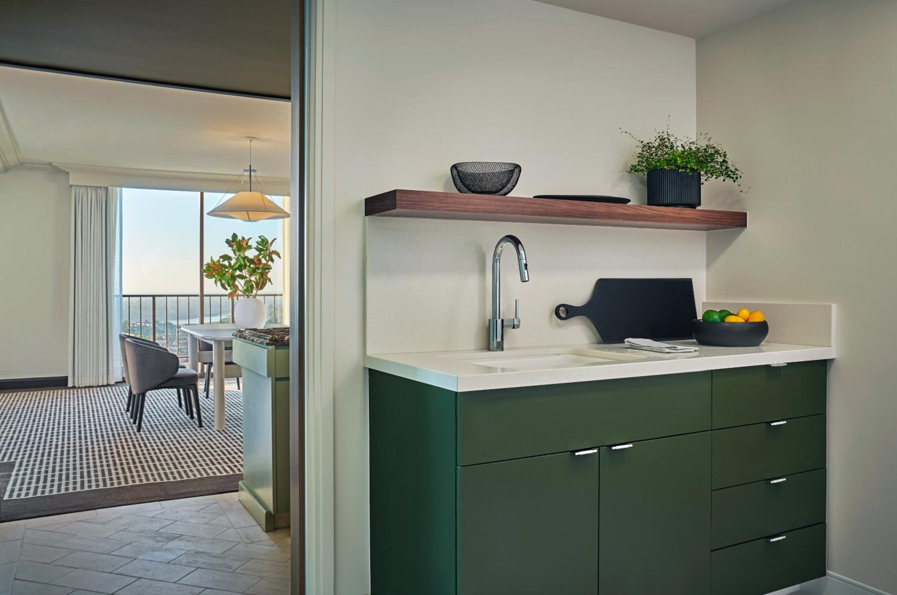 Island Specialty Suite - Photo 3