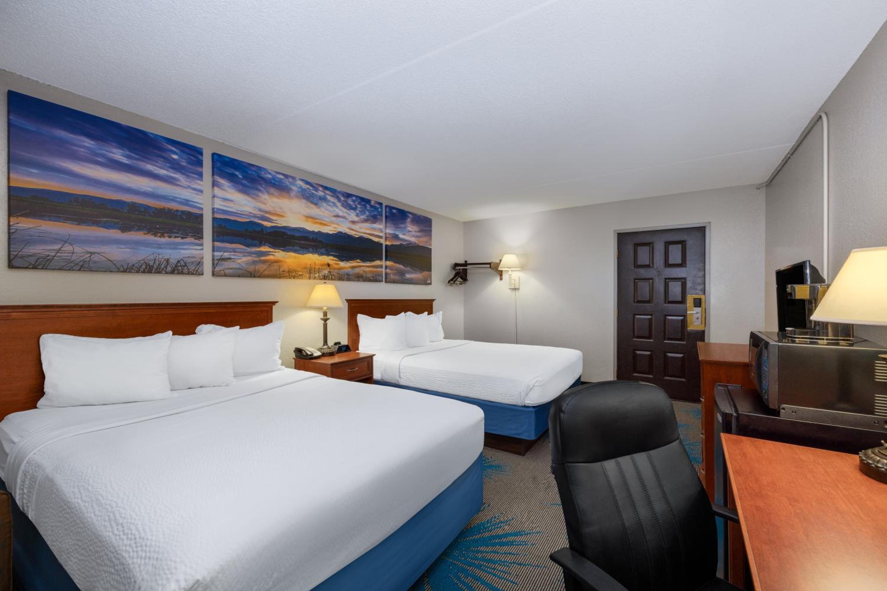Queen Room with Two Queen Beds - Non-Smoking - Photo 2