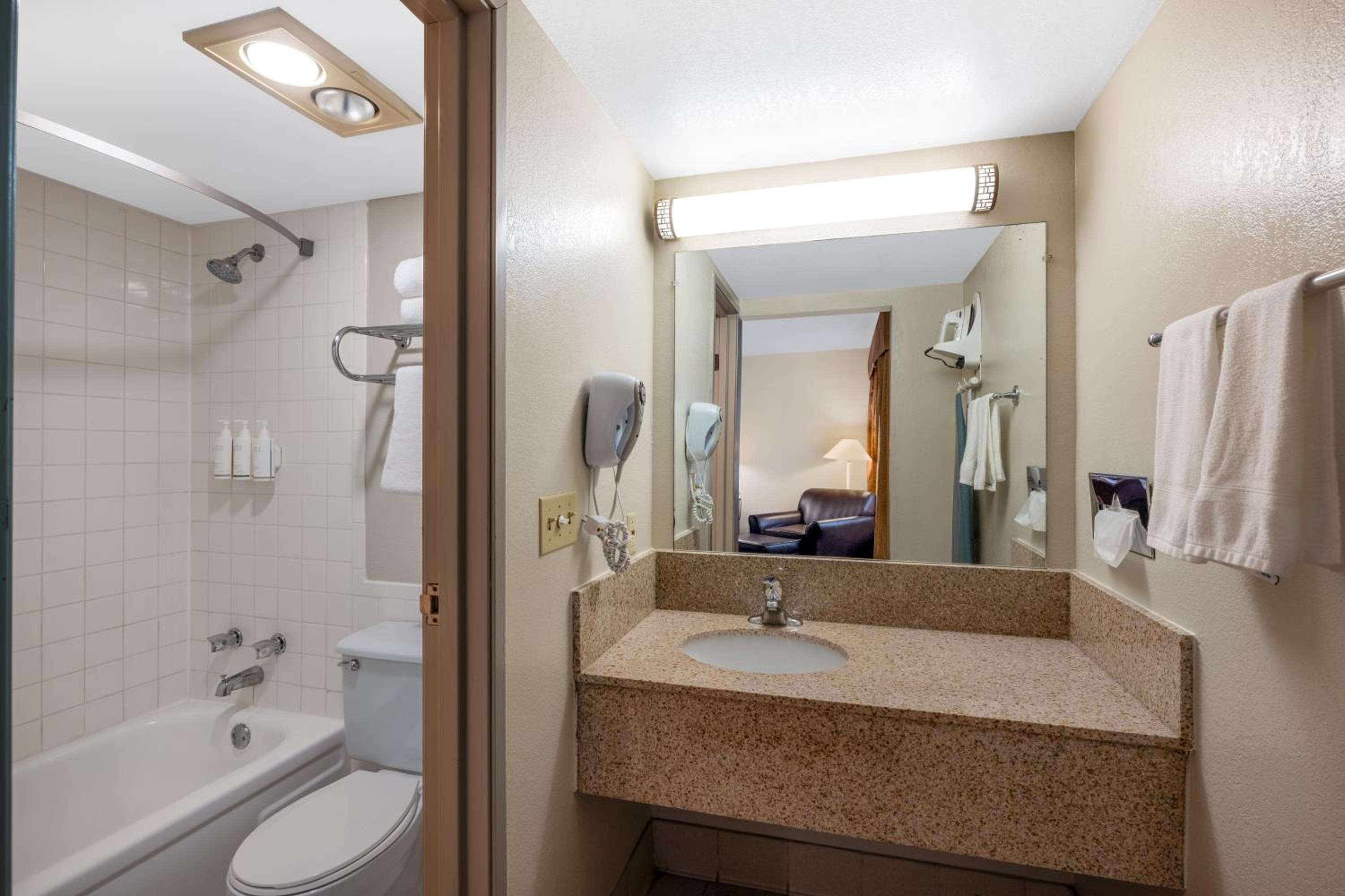 King Room - Non-Smoking - Photo 6