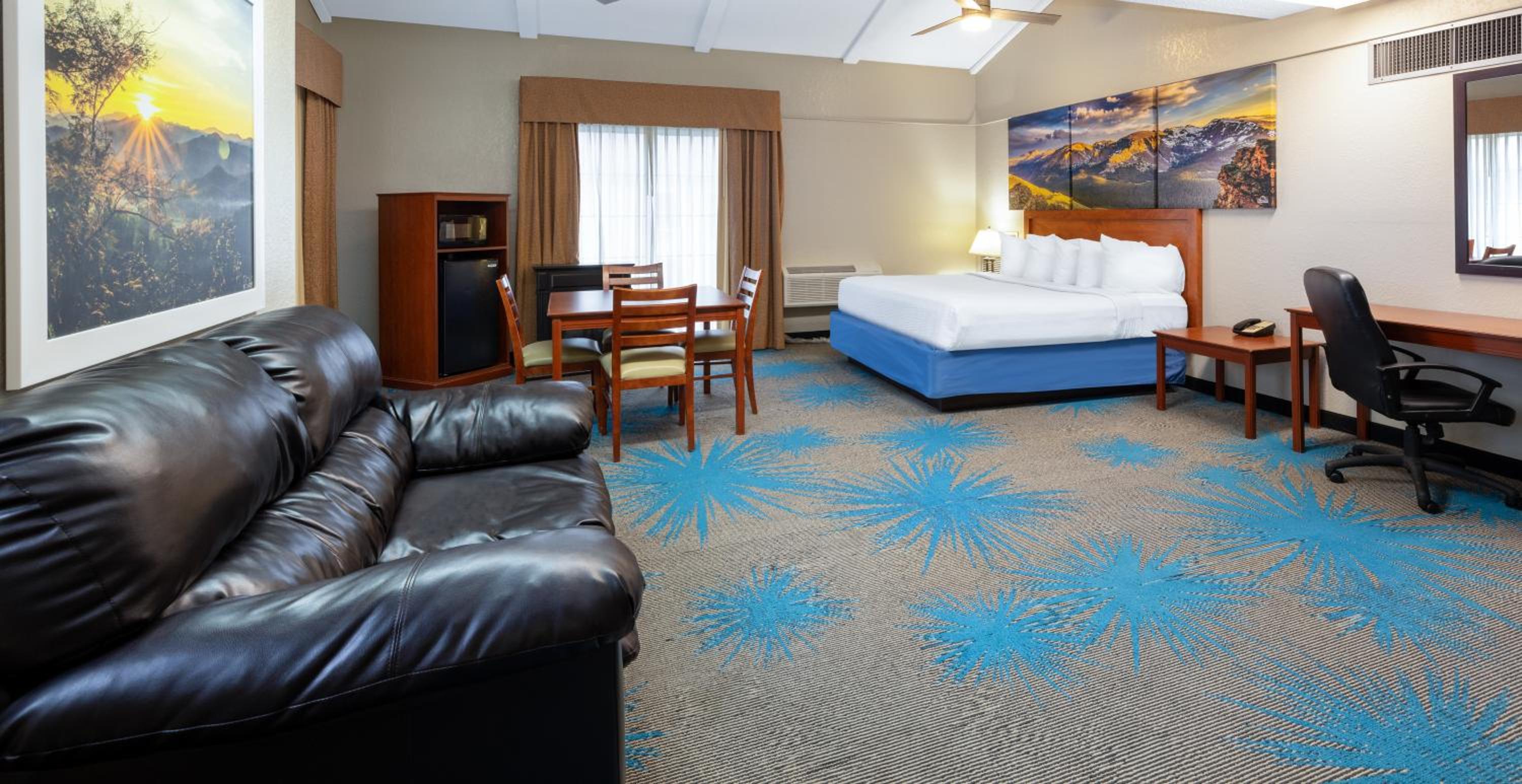 King Suite - Non-Smoking - Photo 4