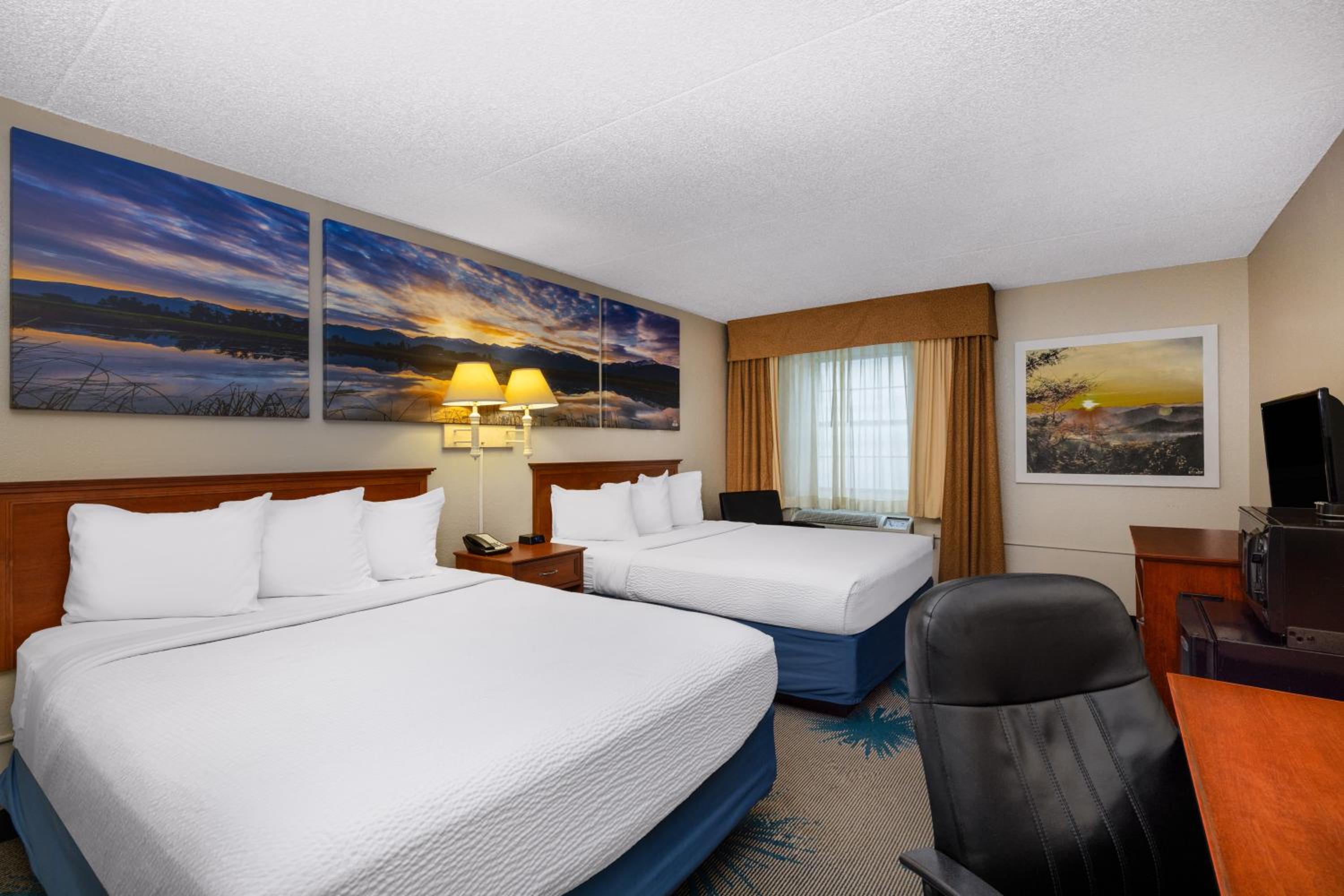 Queen Room with Two Queen Beds - Non-Smoking - Photo 4
