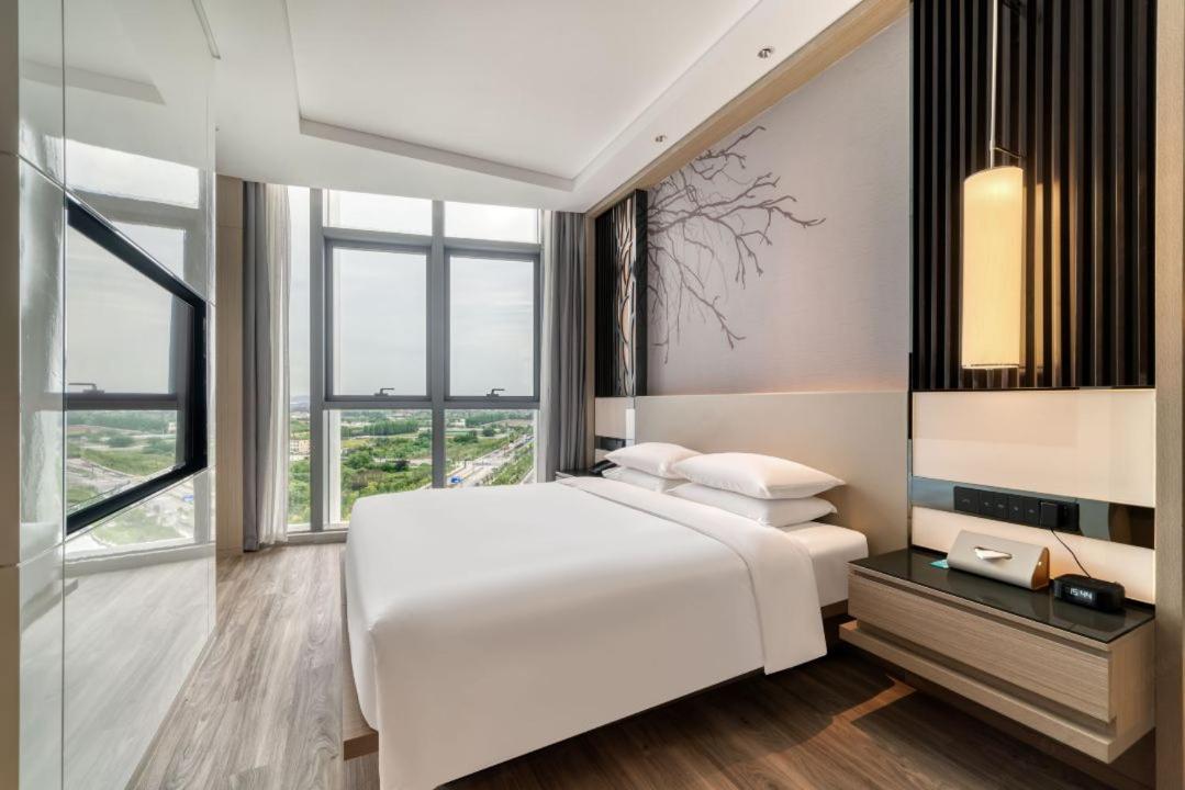 Superior King Room with City View
