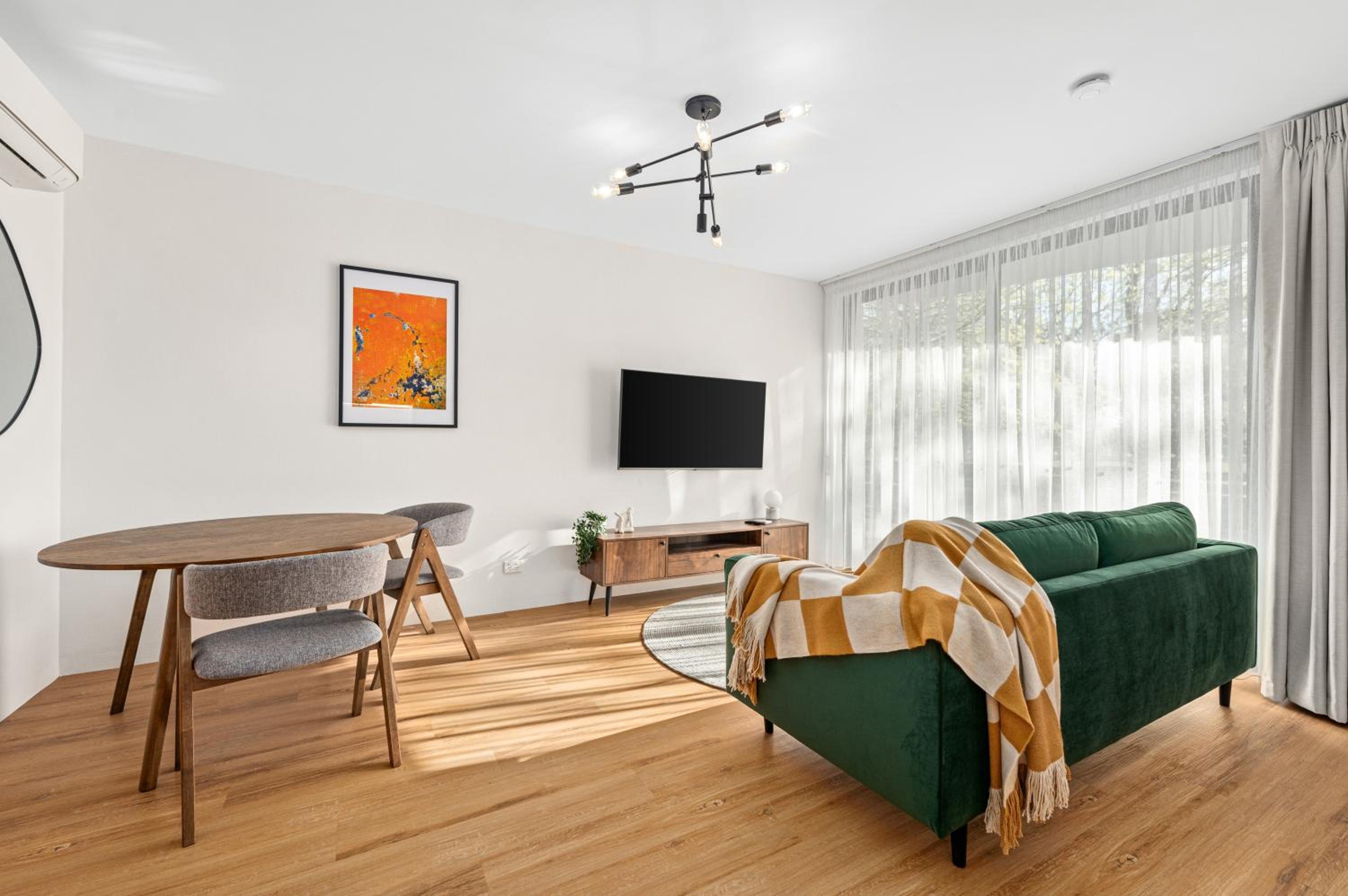 One-Bedroom Apartment photo 1