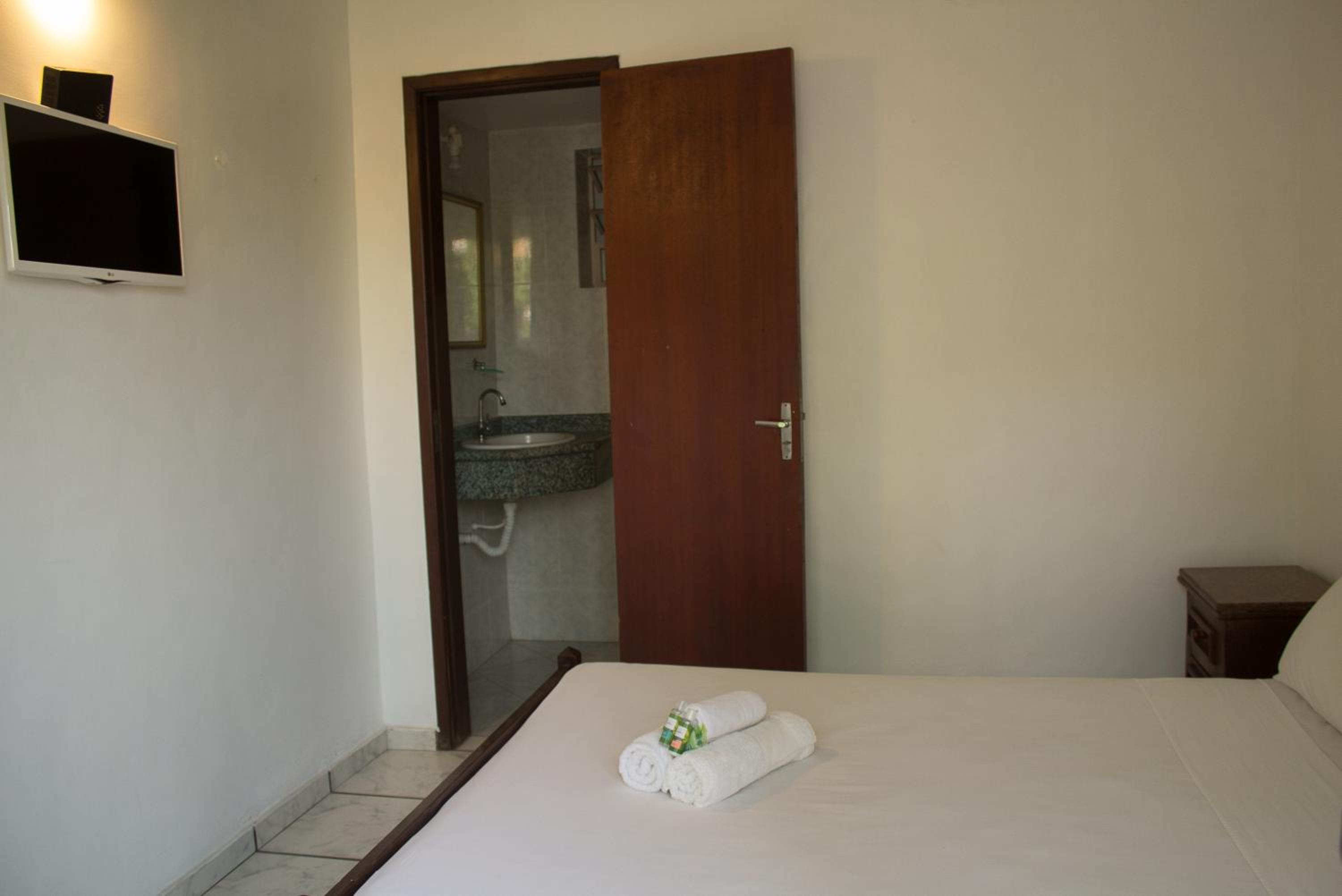 Standard Double Room - Photo 8