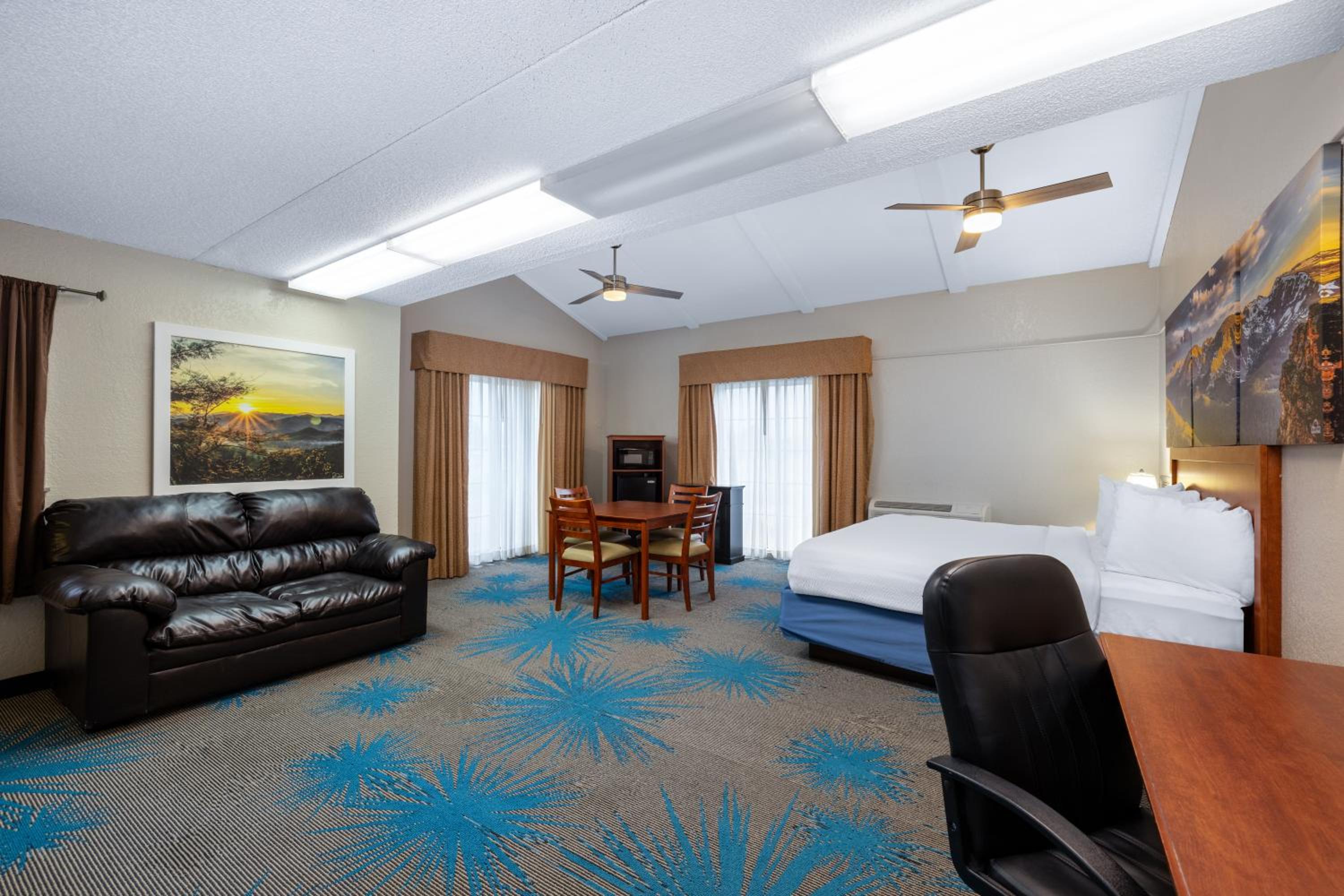 King Suite - Non-Smoking - Photo 2