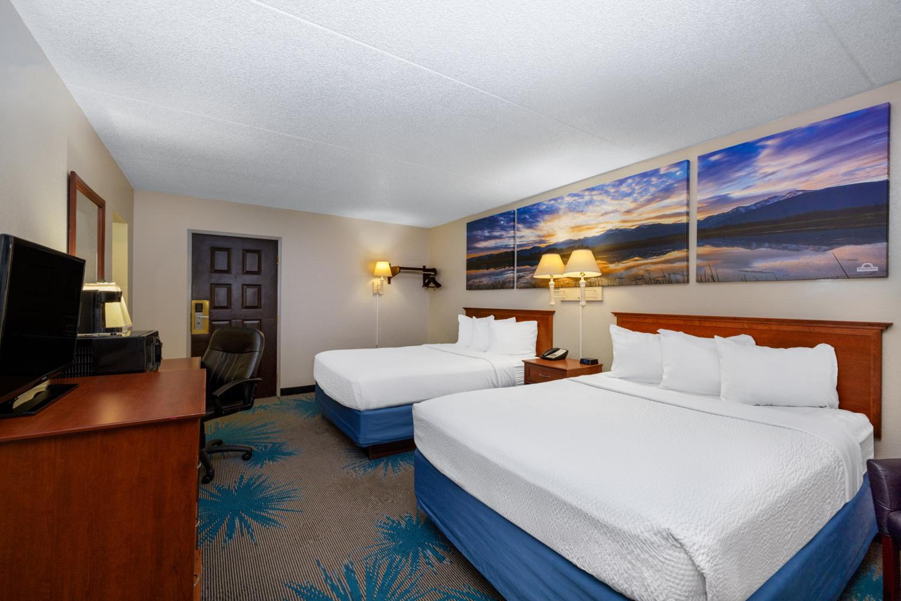 Queen Room with Two Queen Beds - Pet Friendly/Non-Smoking - Photo 2