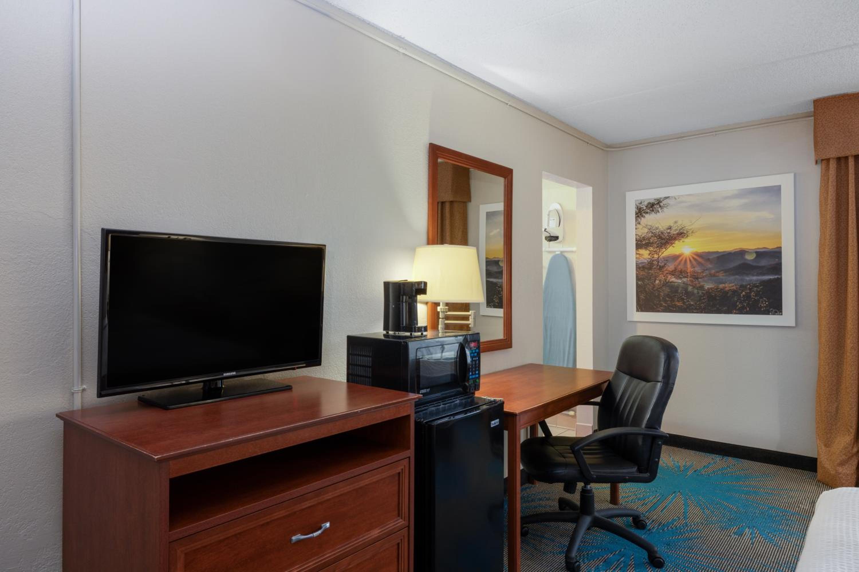 King Room - Non-Smoking - Photo 3