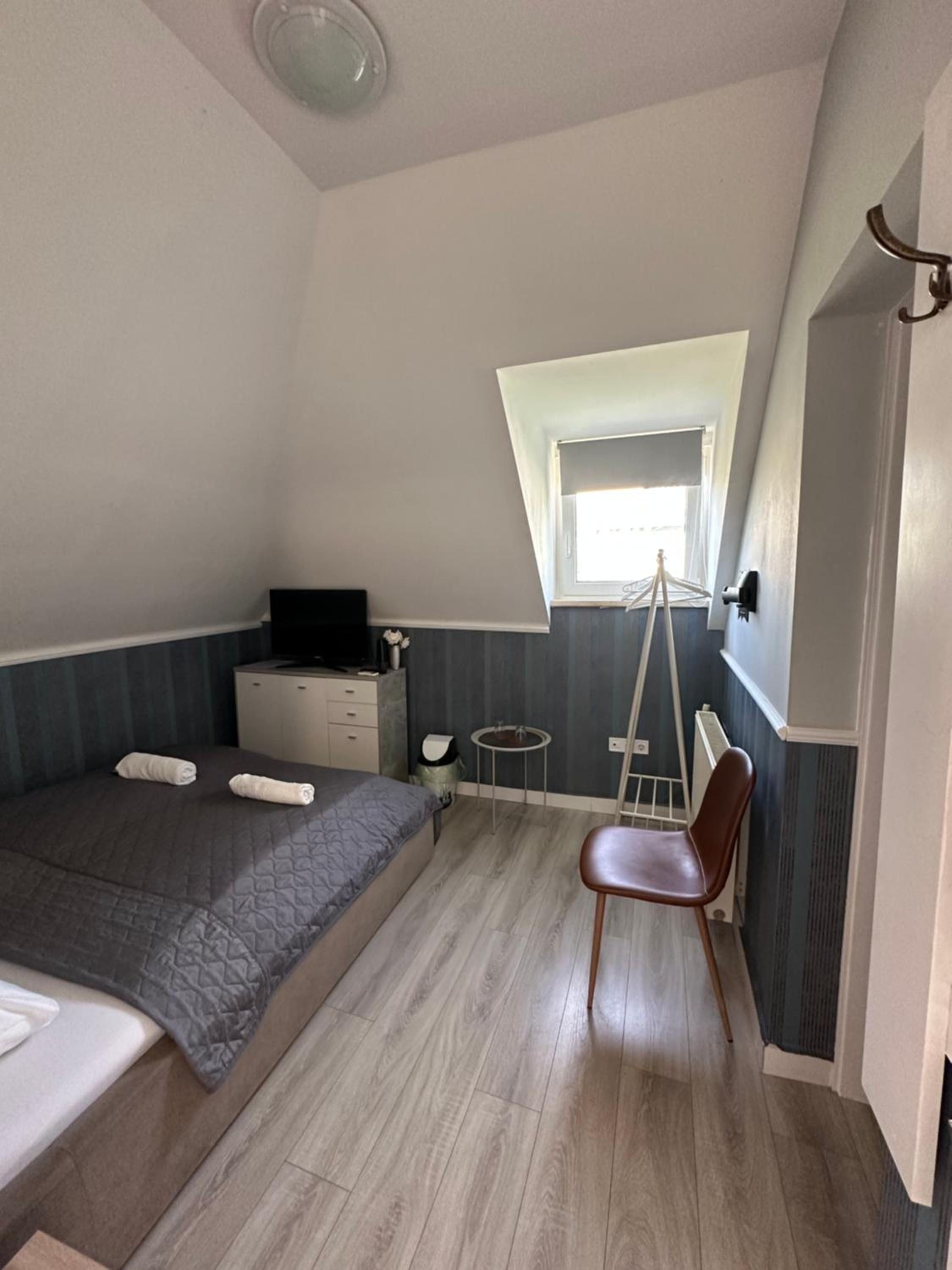 Standard Queen Room - Photo 6