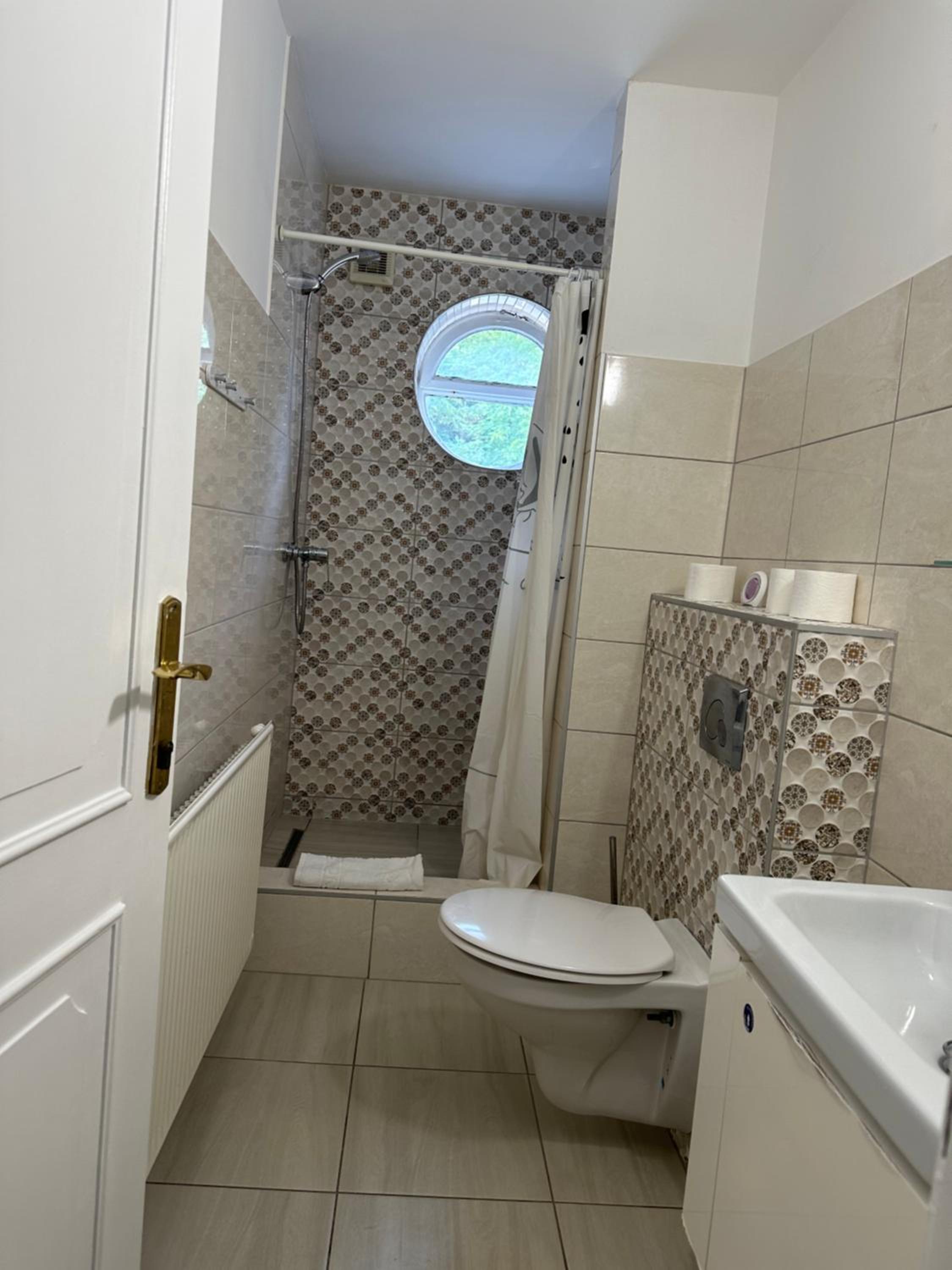 Deluxe Double Room with Shower - Photo 6