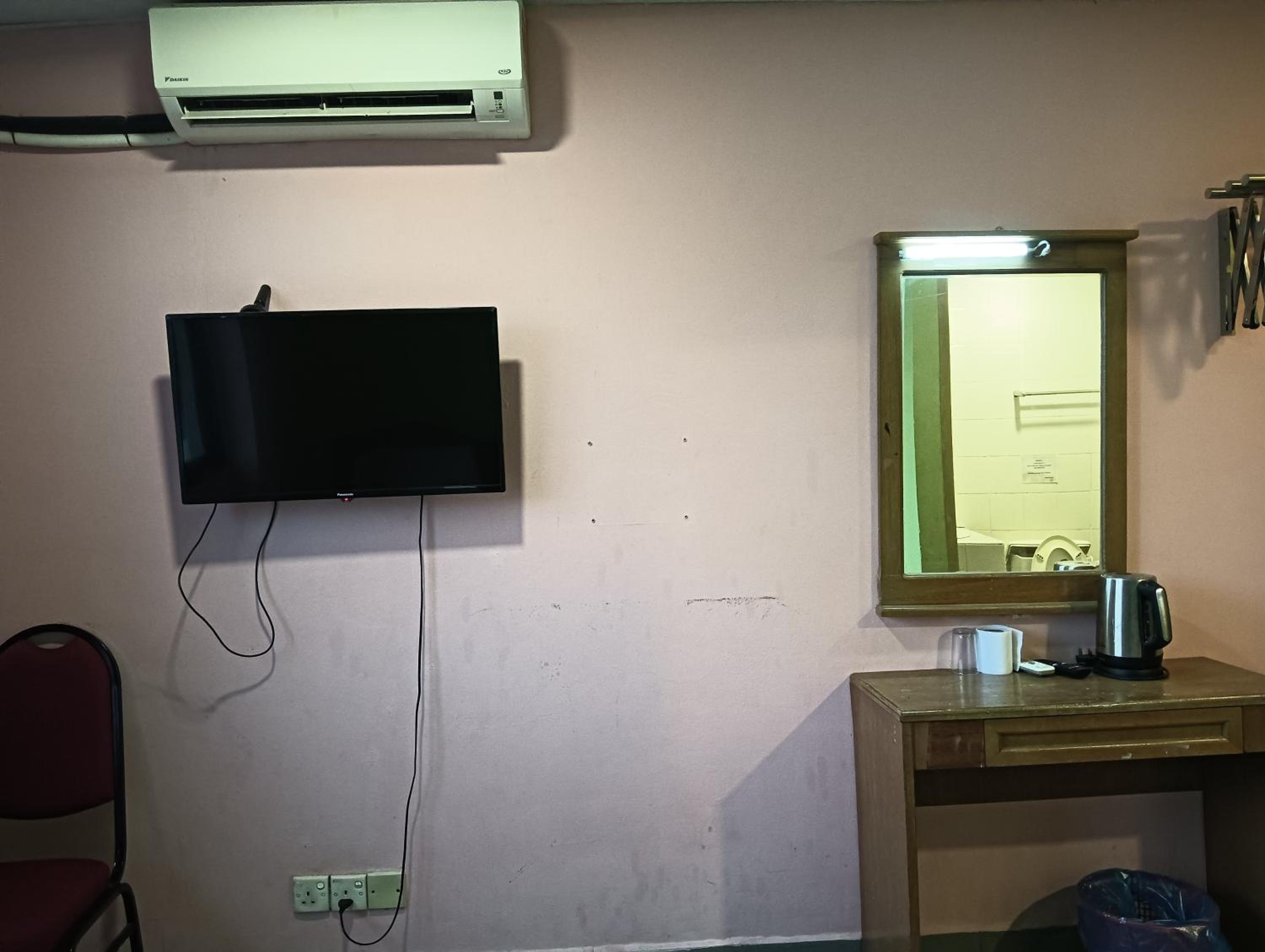 Standard Twin Room - Photo 4