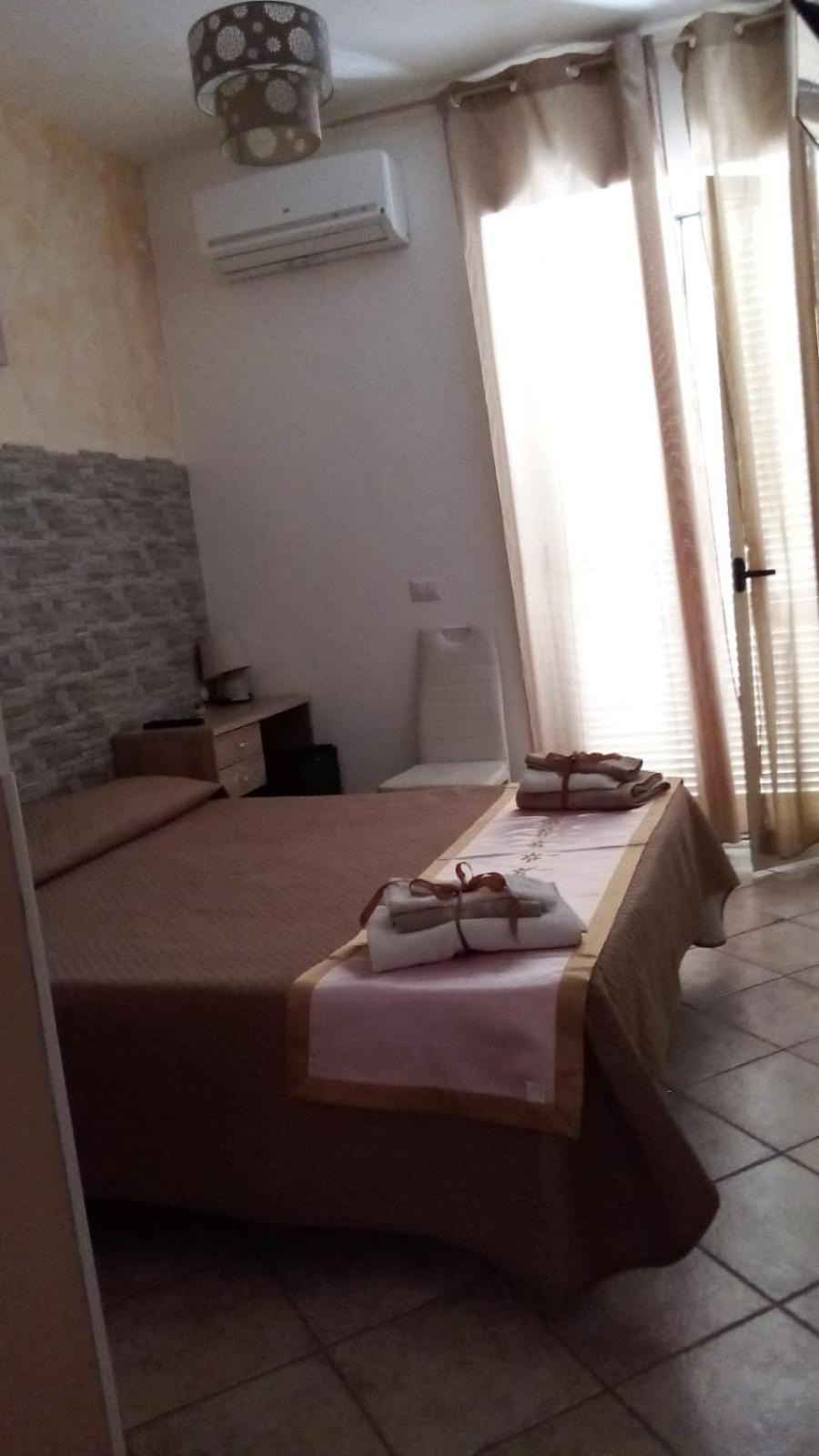 Double Room with Private Bathroom - Photo 2