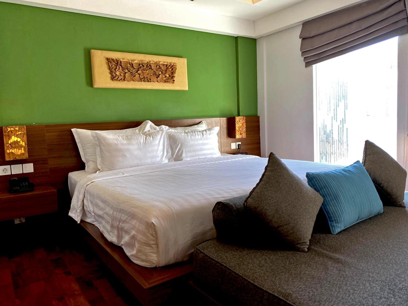 Executive Room with Pool View - Photo 4