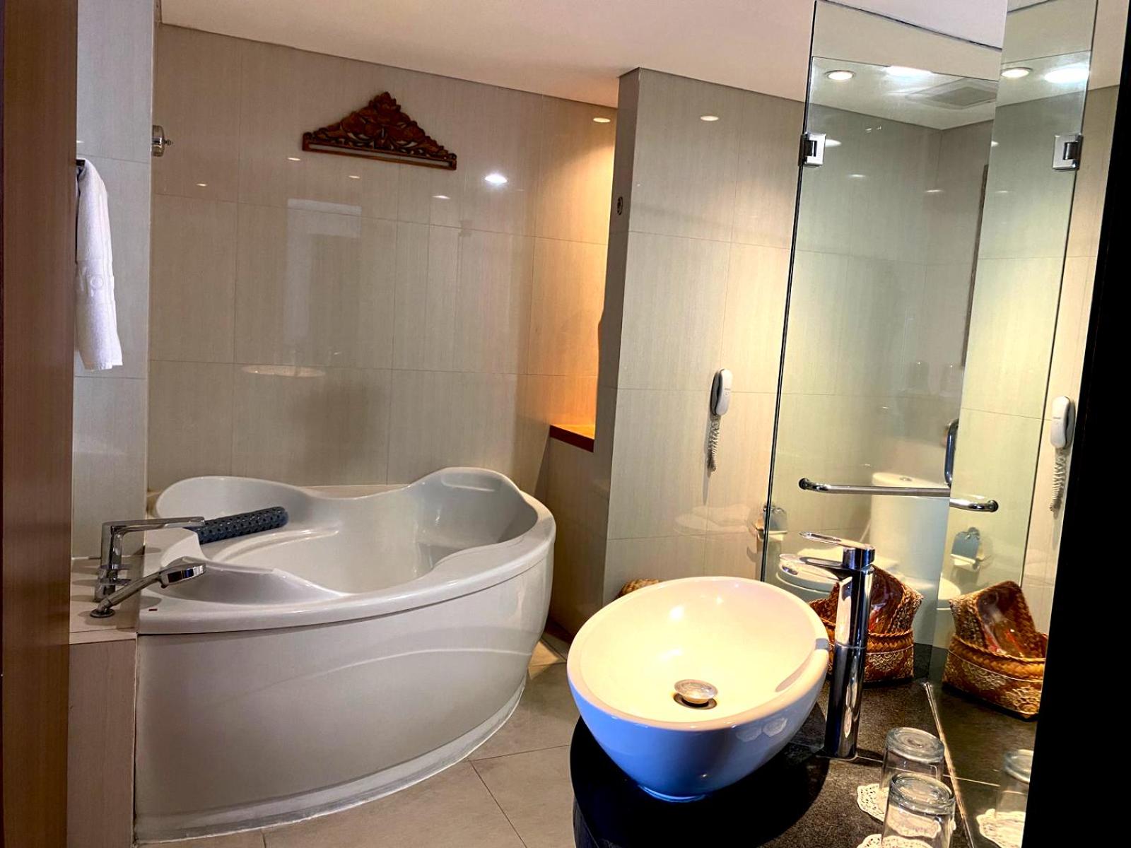 Executive Room with Pool View - Photo 3