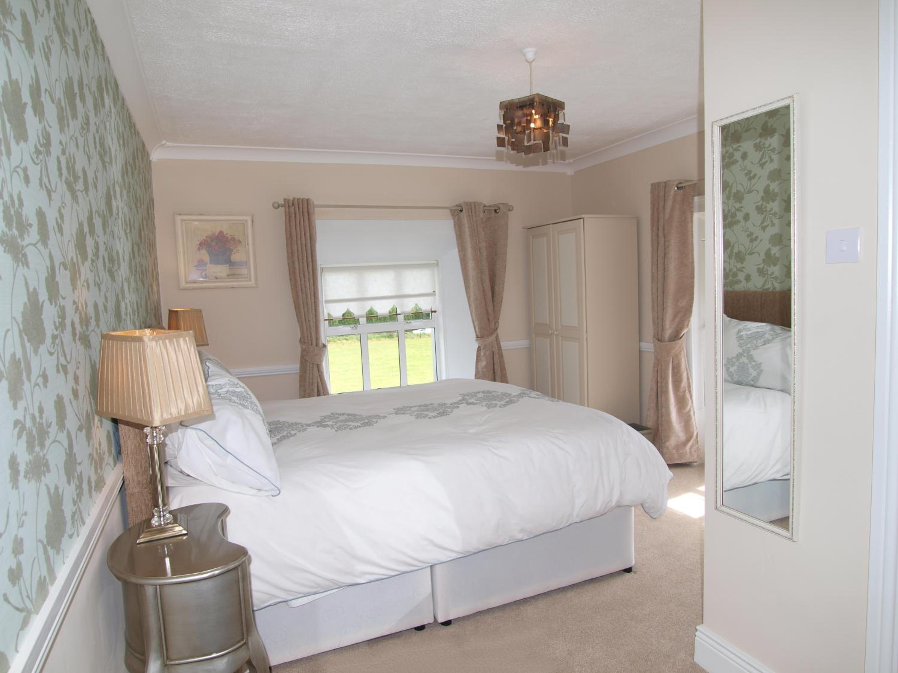 Deluxe Family Suite - Photo 3
