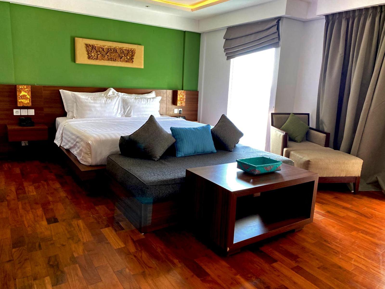 Executive Room with Pool View - Photo 1