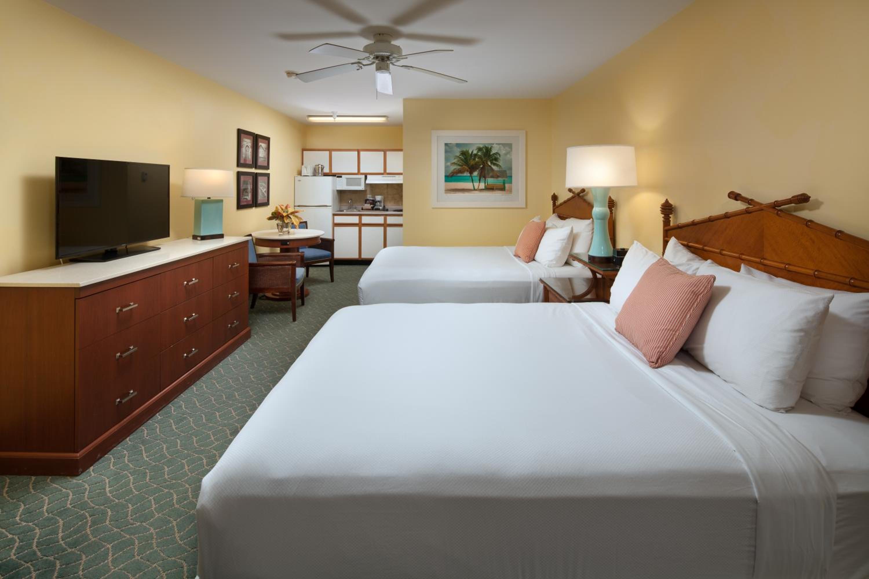 Deluxe Suite with Two Queen Beds - Photo 4