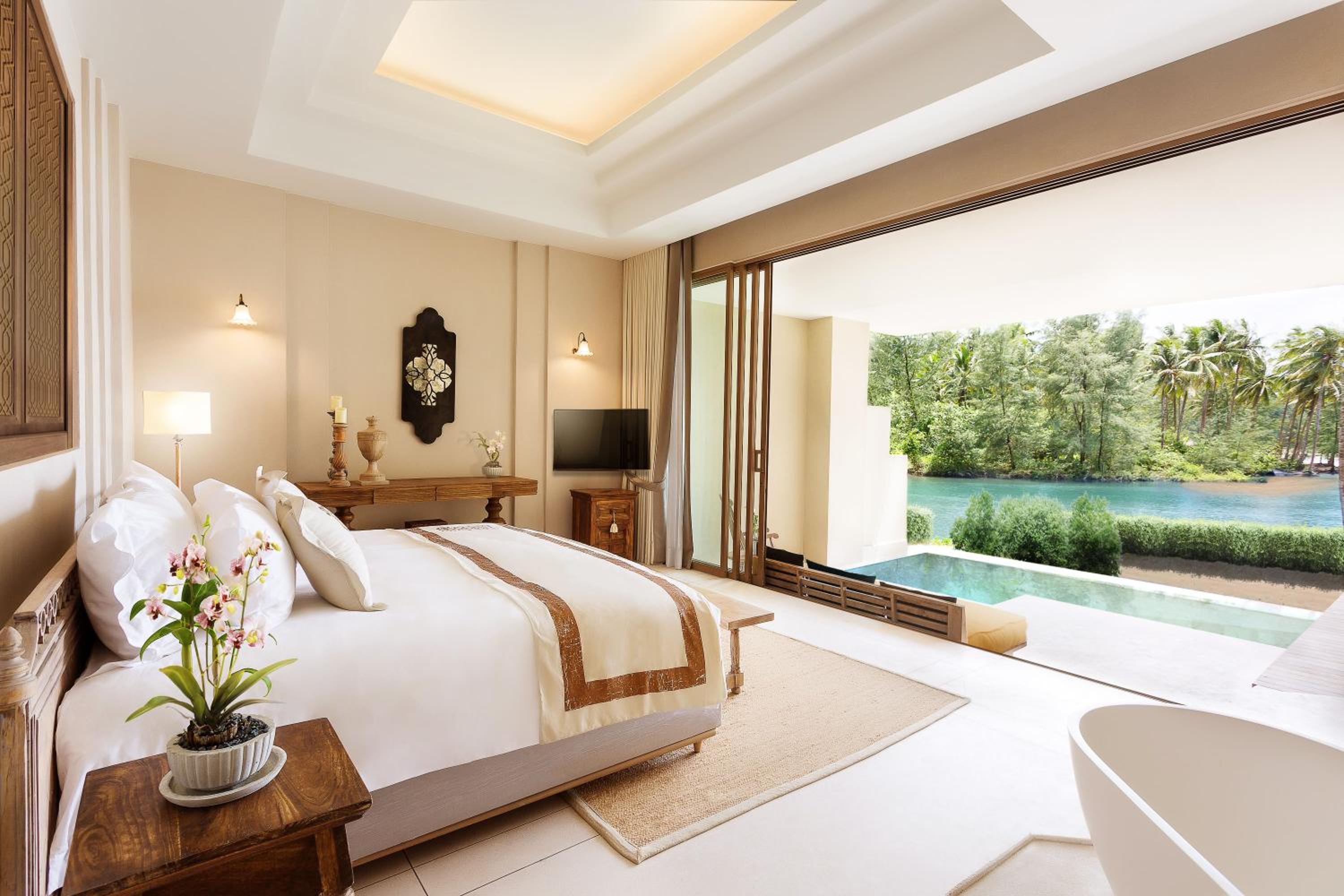 Seaside Pool Paradise Suite photo 2