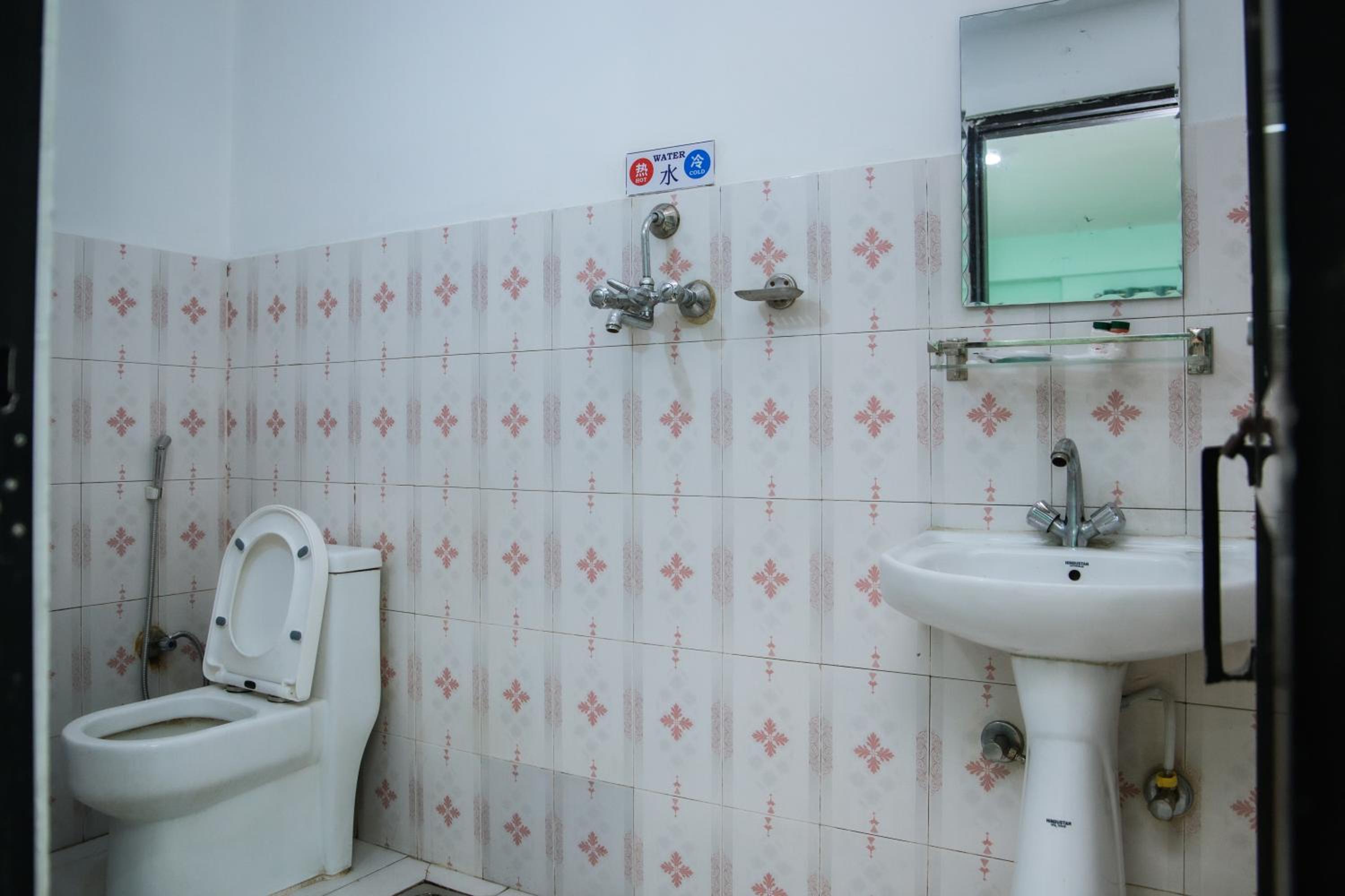 Standard Twin Room - Photo 7