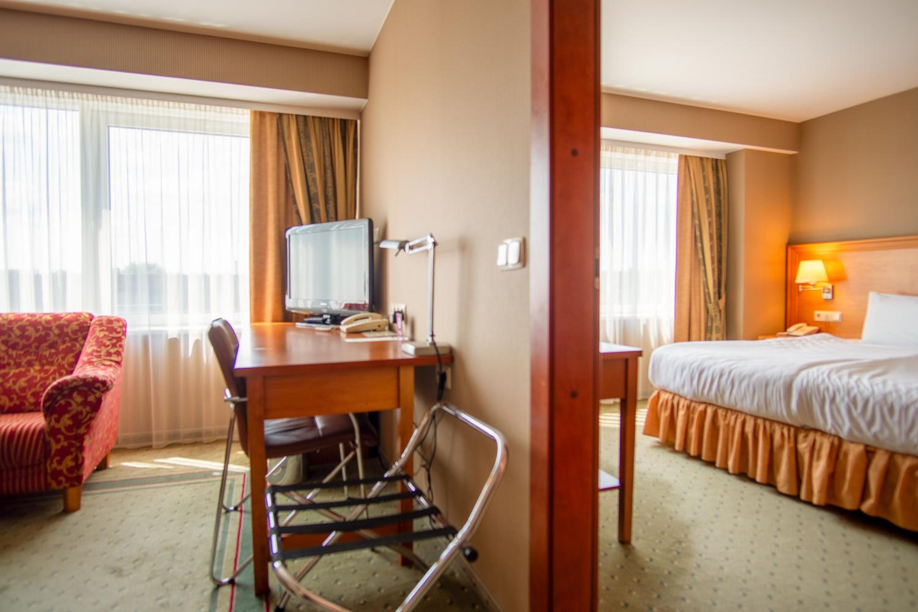 Suite - Photo 1