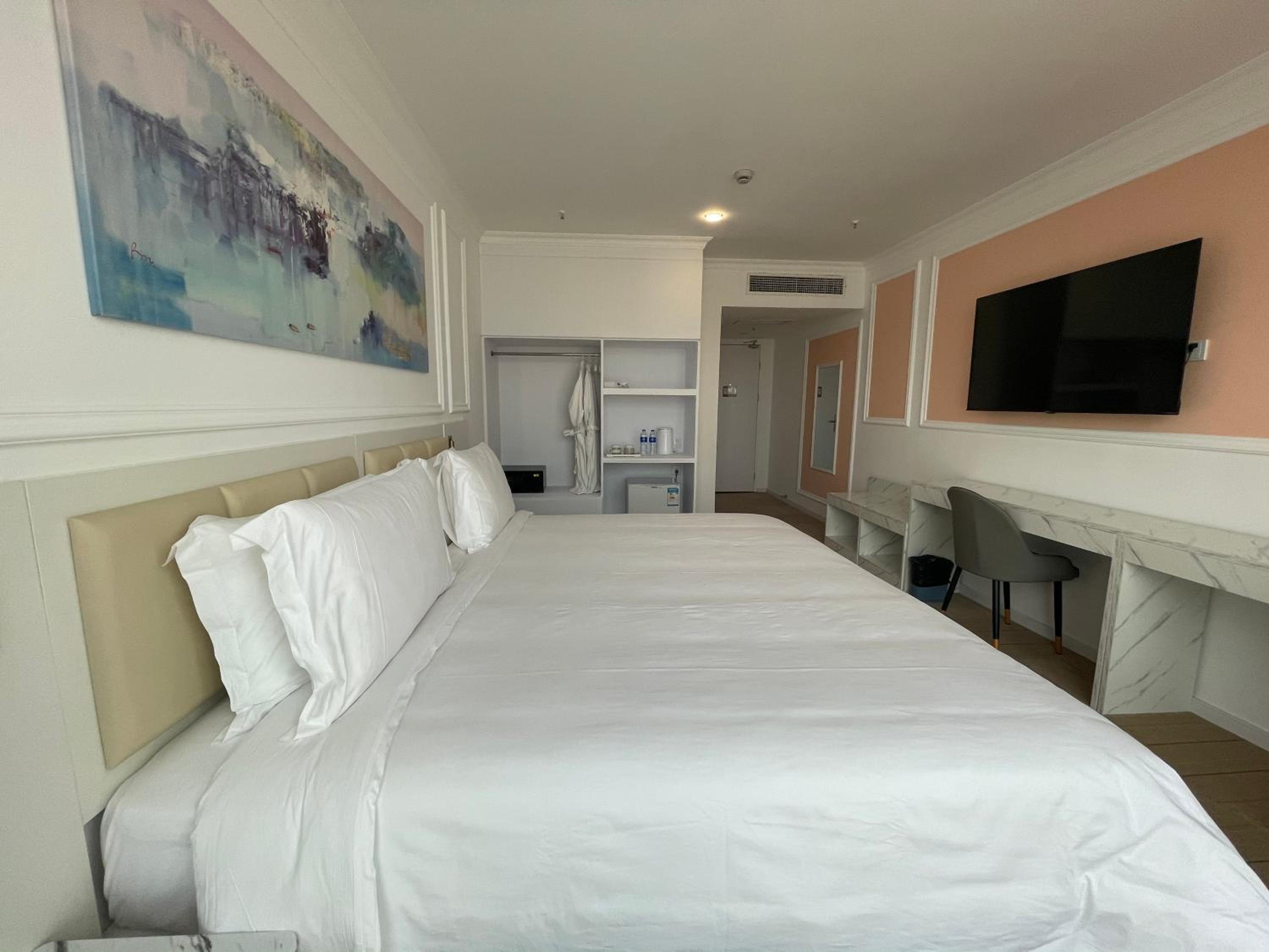 Deluxe King Room photo 2
