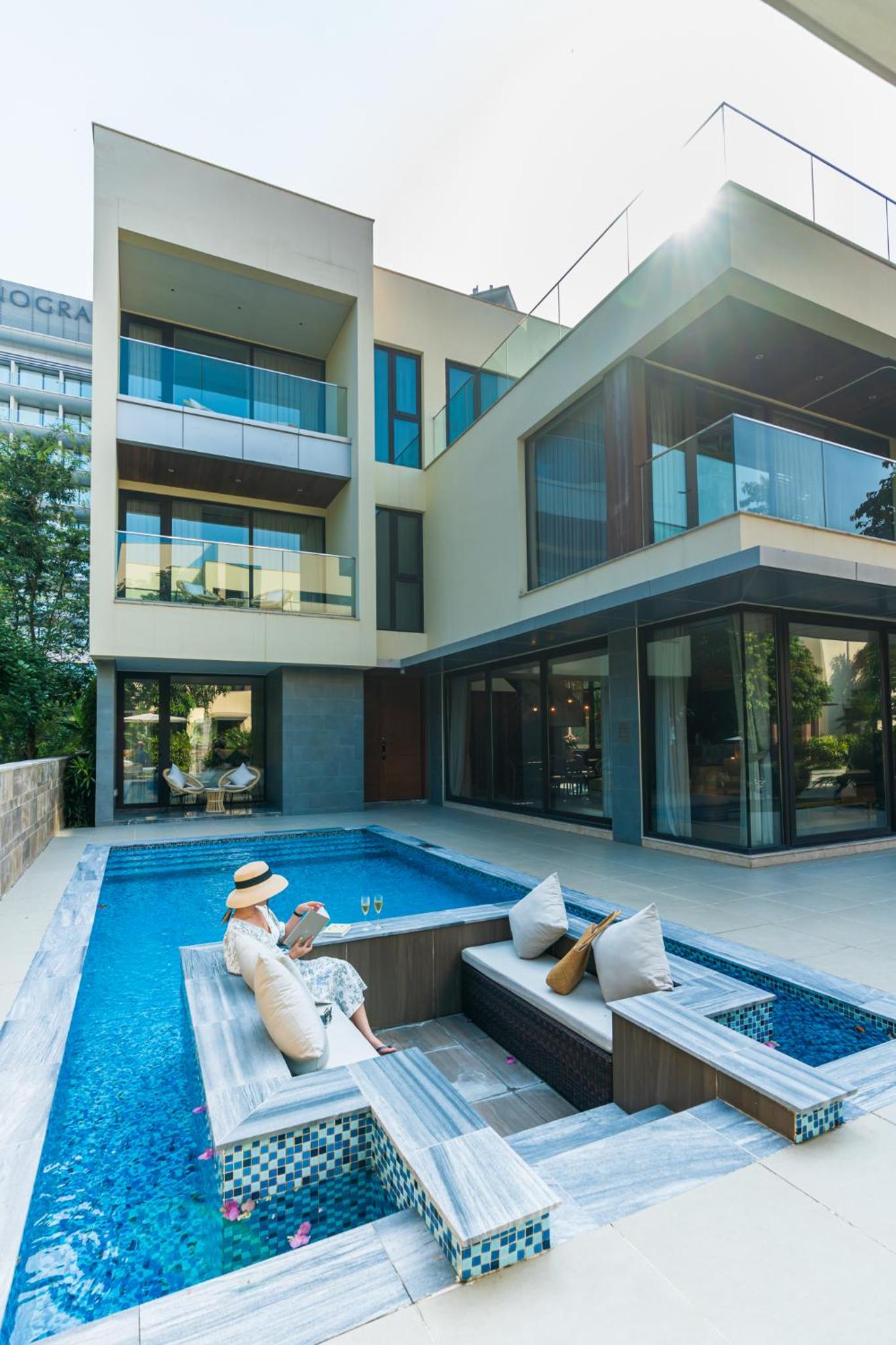 Five-Bedroom Villa with Private Pool - Photo 42