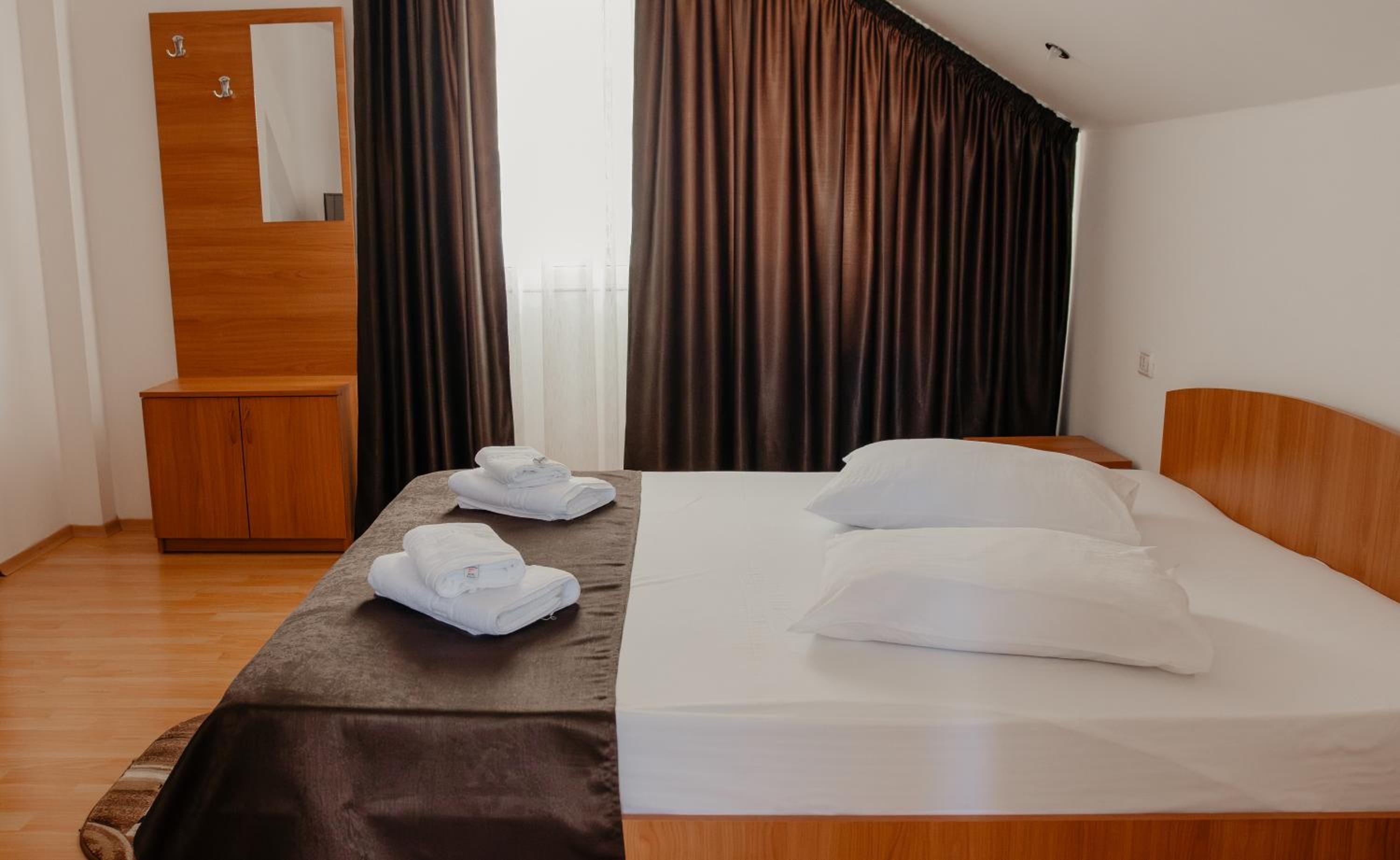 Double Room with Balcony - Photo 9