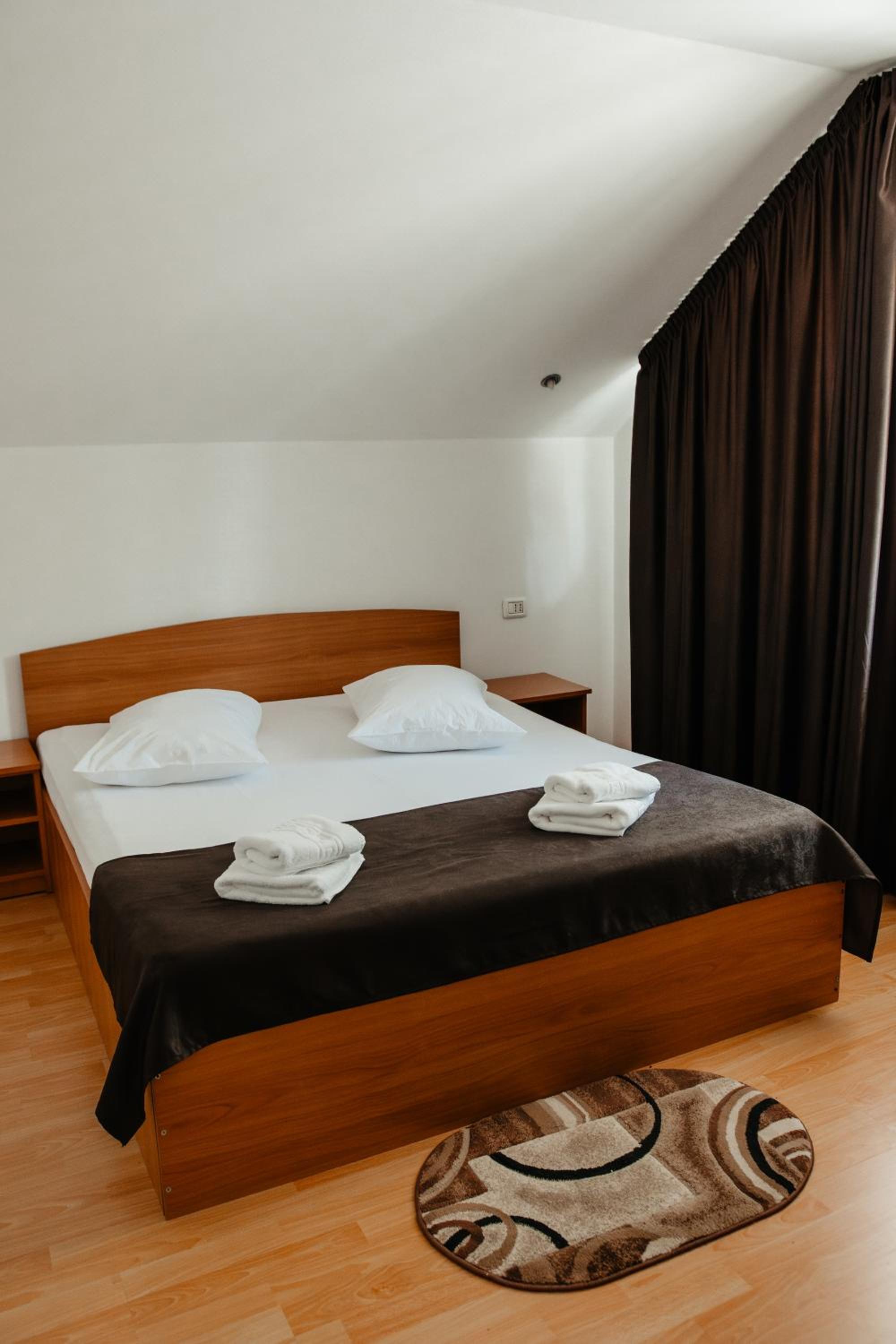 Double Room with Balcony - Photo 10