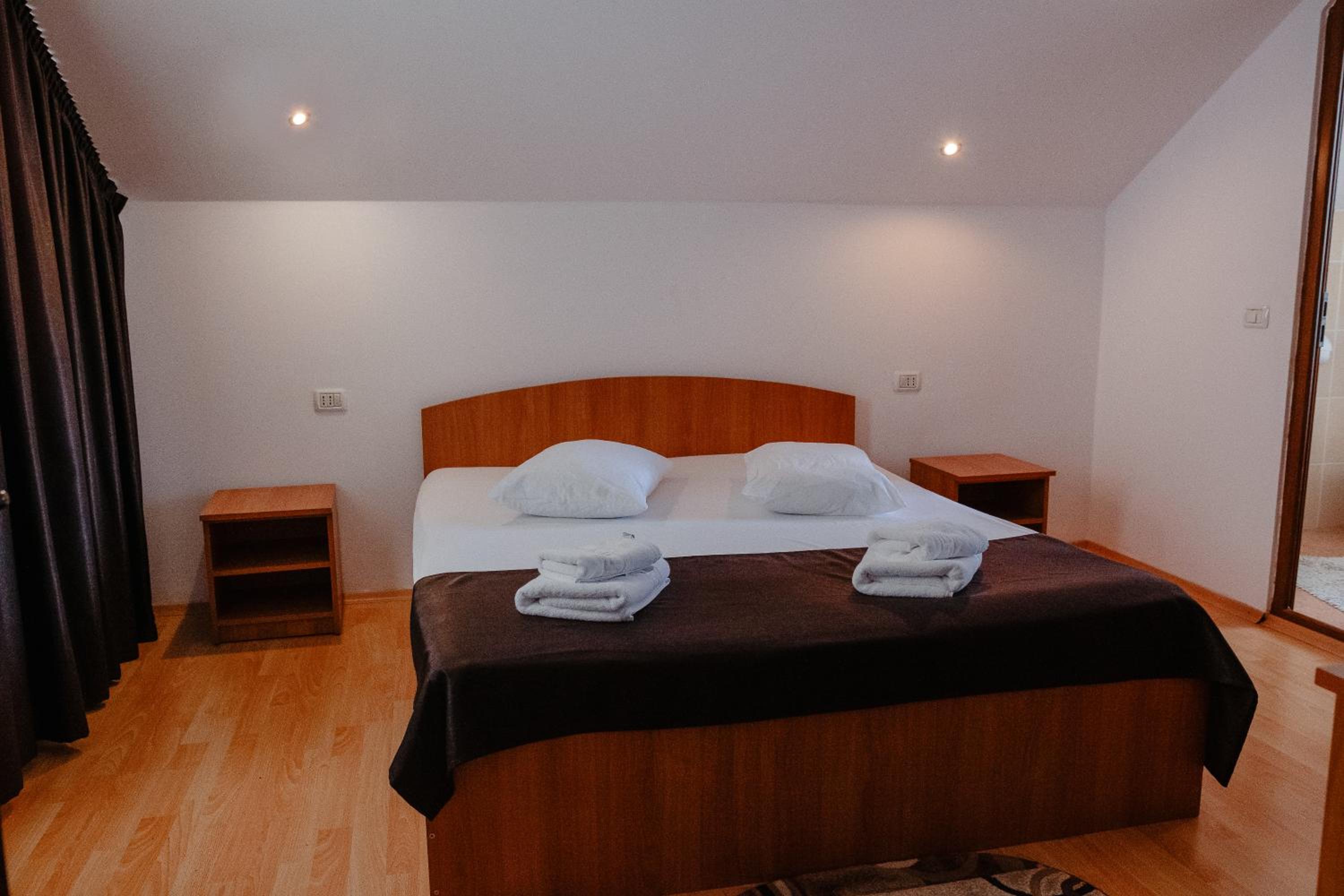 Double Room with Balcony - Photo 5
