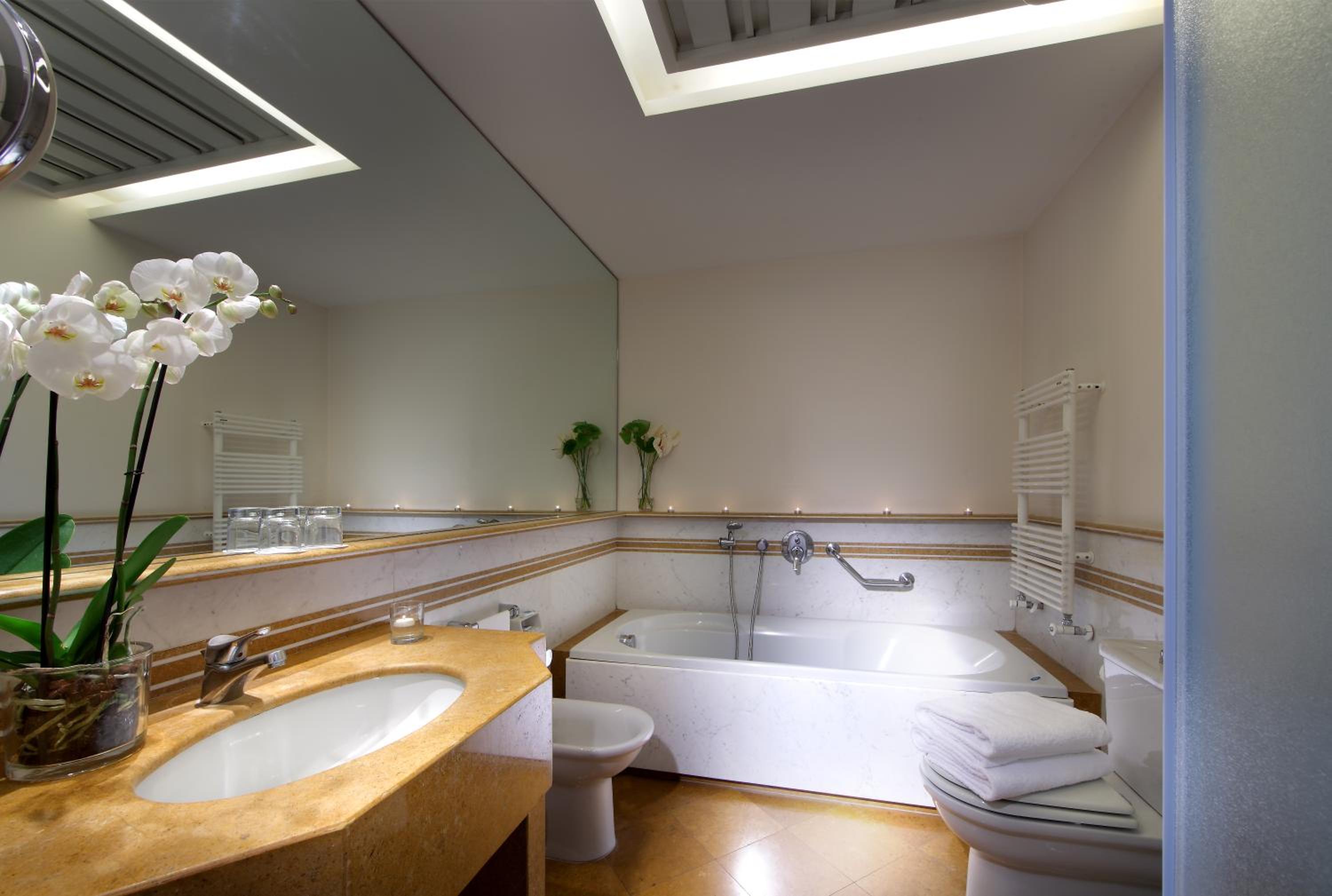 Superior Double or Twin Room thumbnail 5