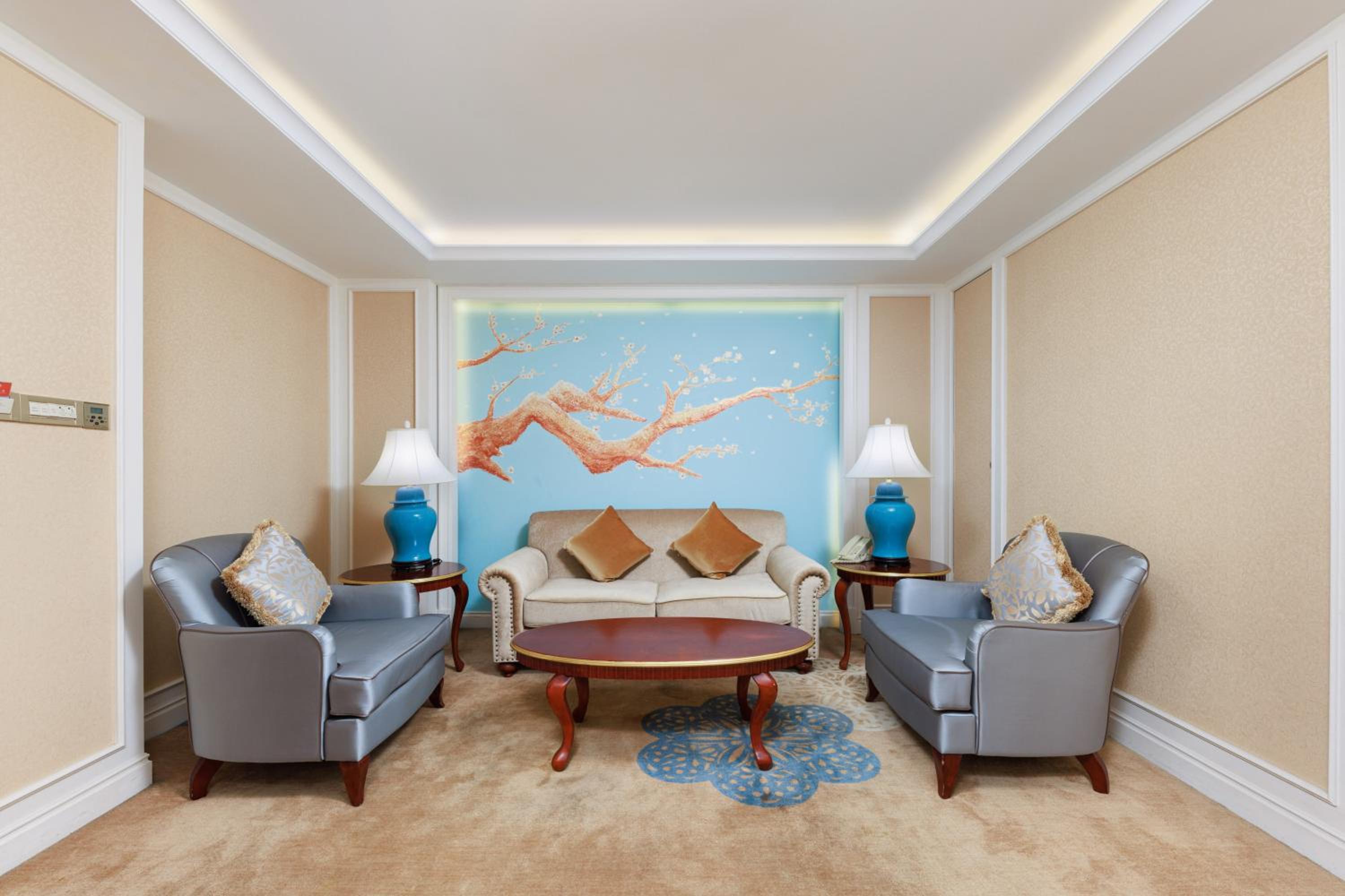 Superior King Suite - Non-Smoking photo 2