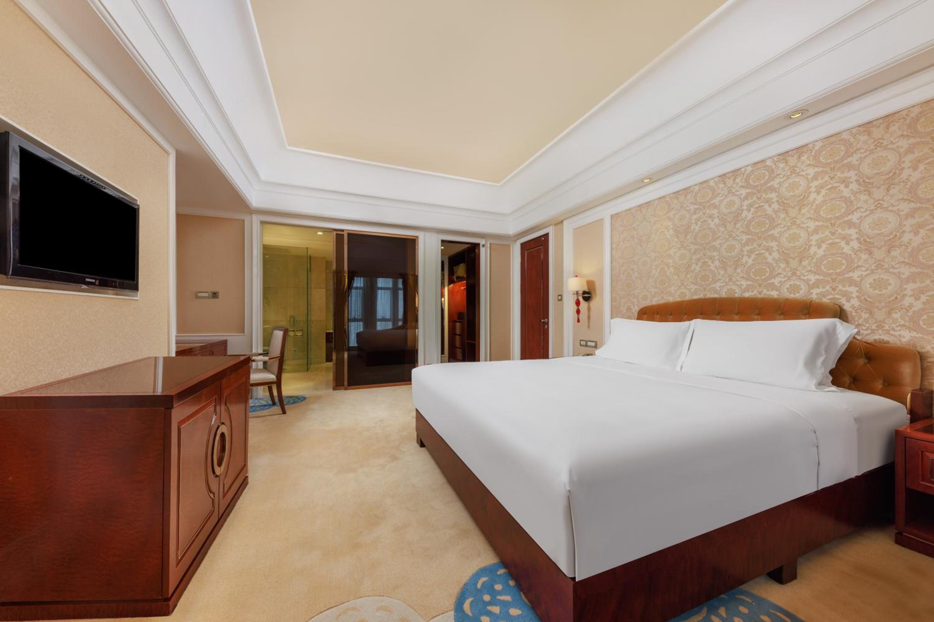 Grand Deluxe King Suite with Two King Beds - Smoking photo 3