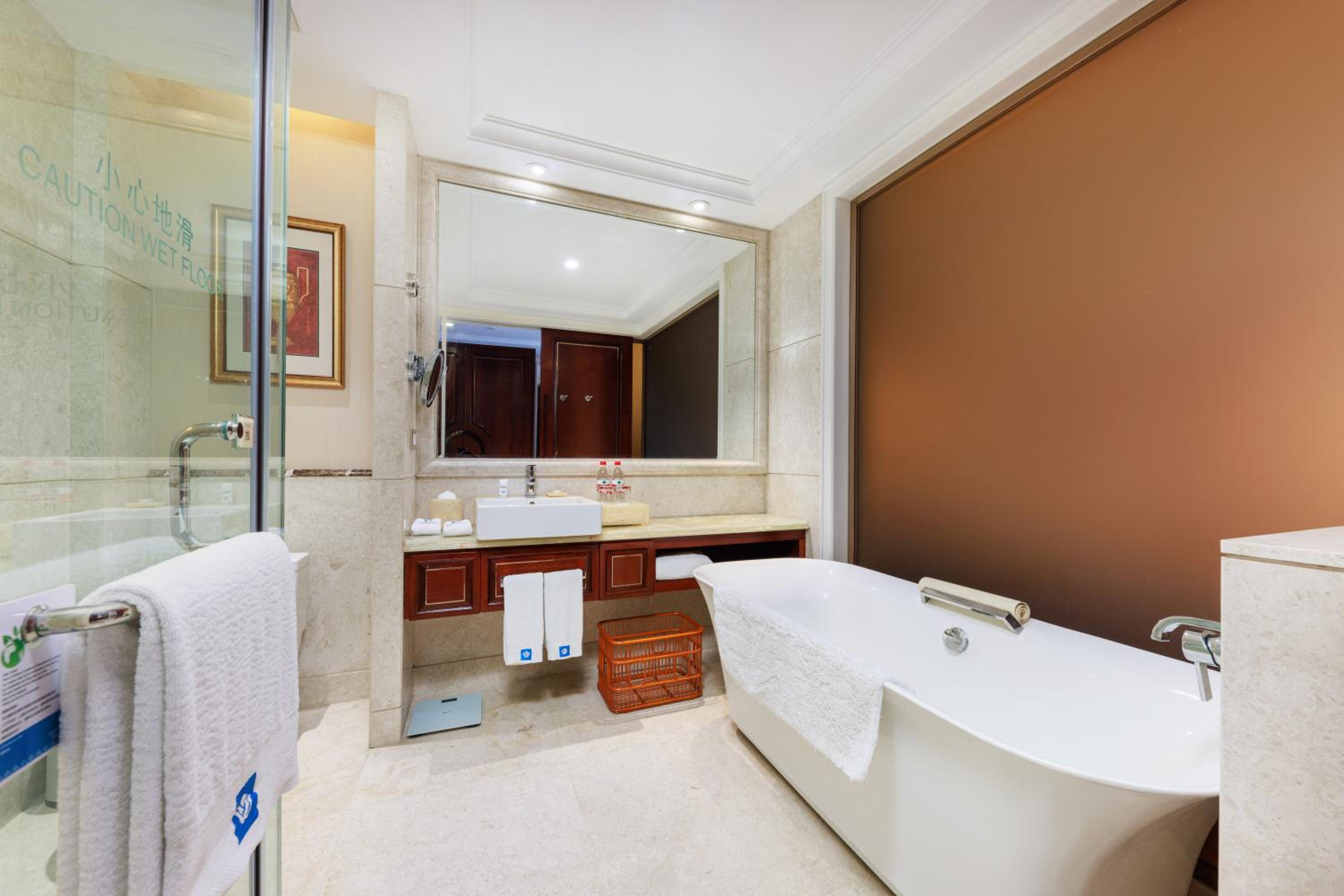Deluxe King Room with Garden View - Smoking photo 2