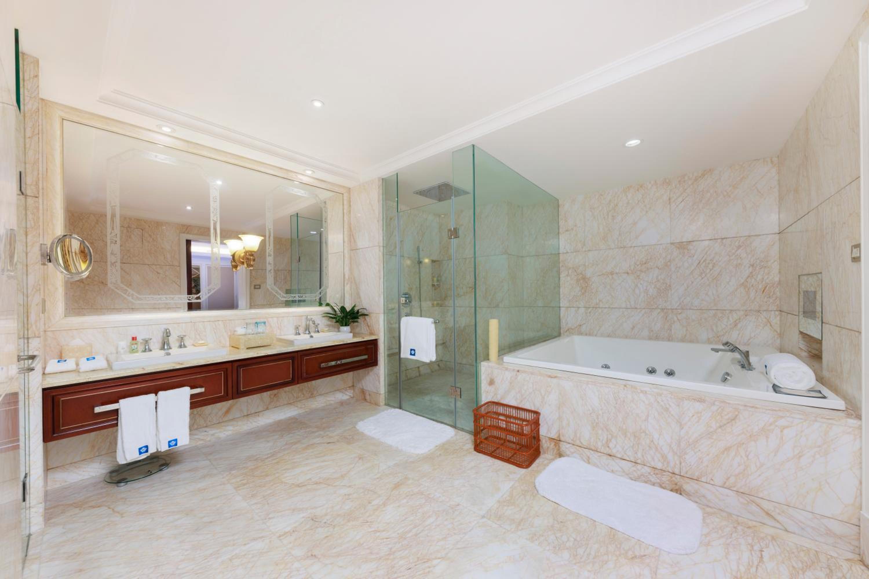 Duplex Kind Suite with Two King Beds - Nonsmoking photo 3