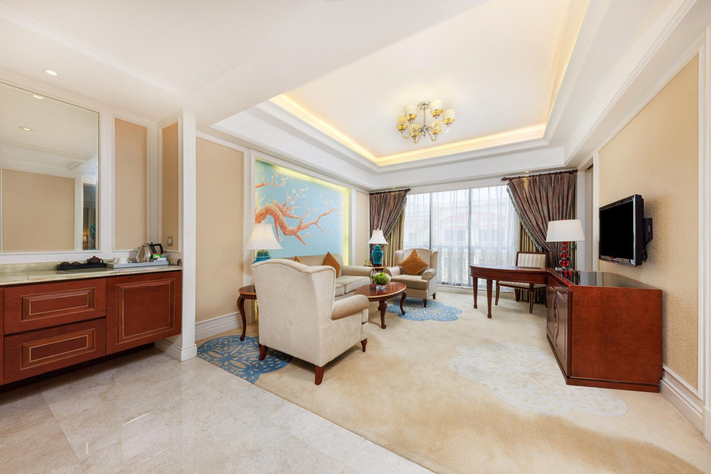 Deluxe King Suite - Smoking photo 2