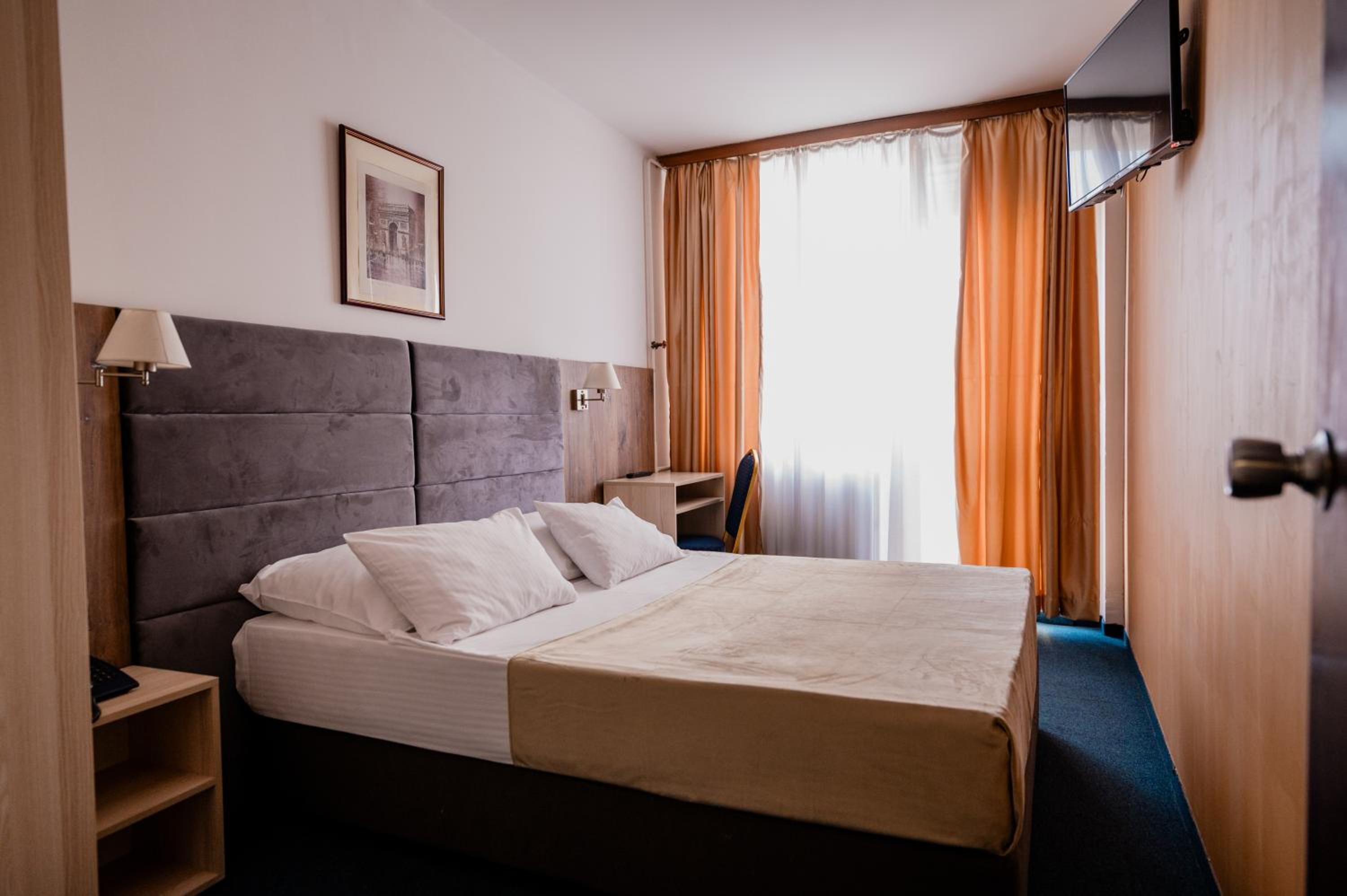 Standard Double or Twin Room - Photo 7