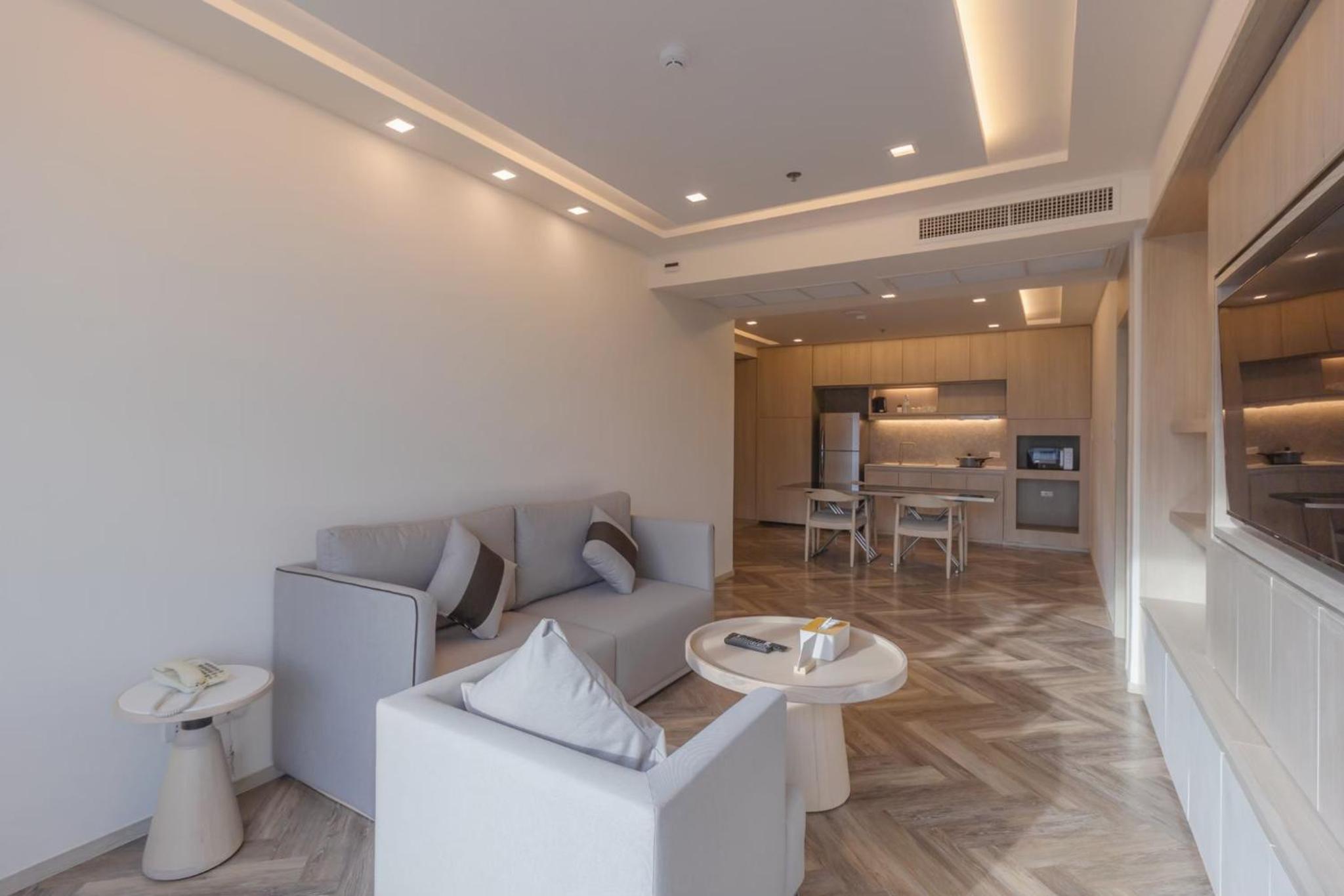 One-Bedroom Suite with Jacuzzi photo 2