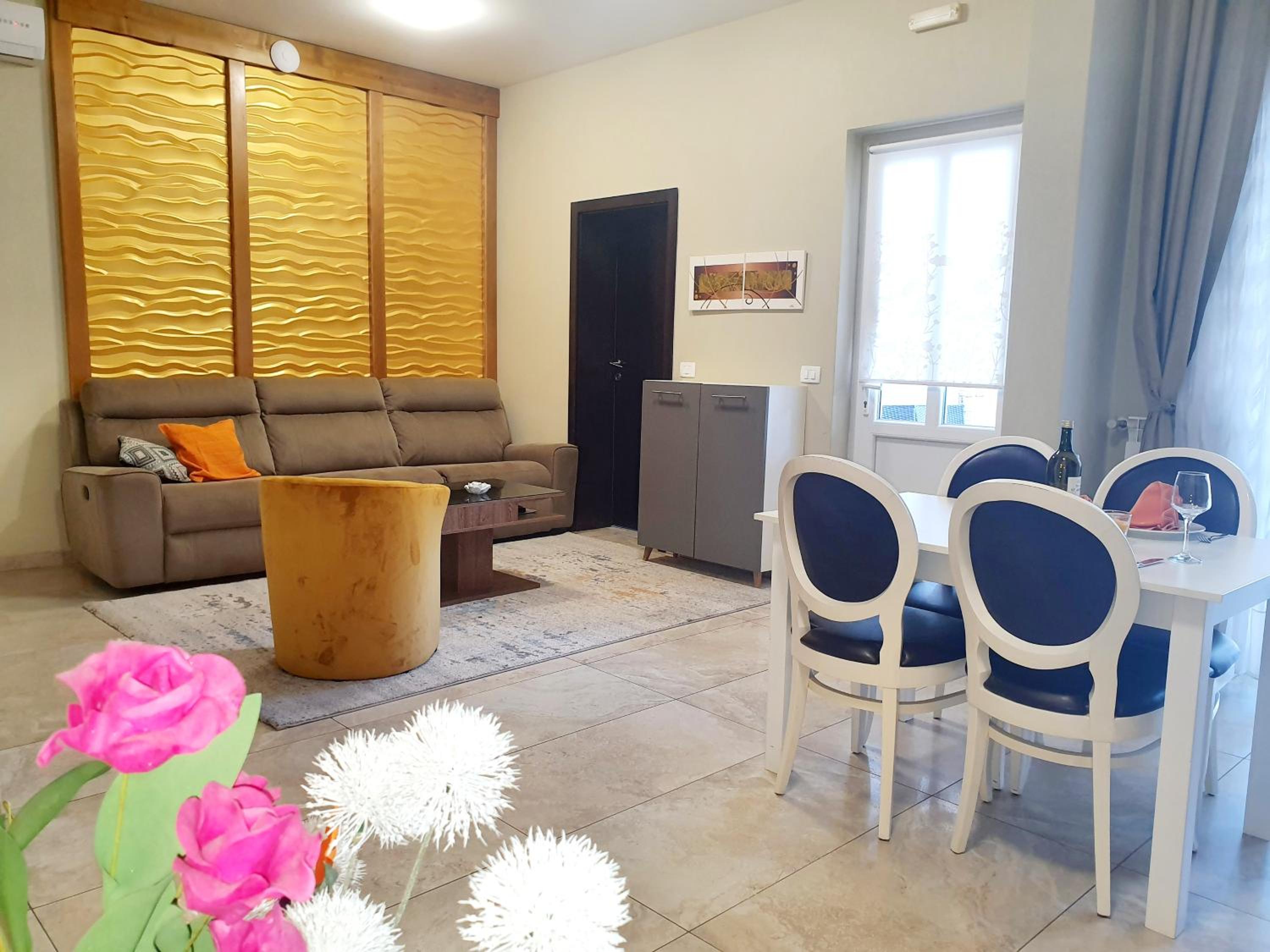 One-Bedroom Apartment - Photo 12