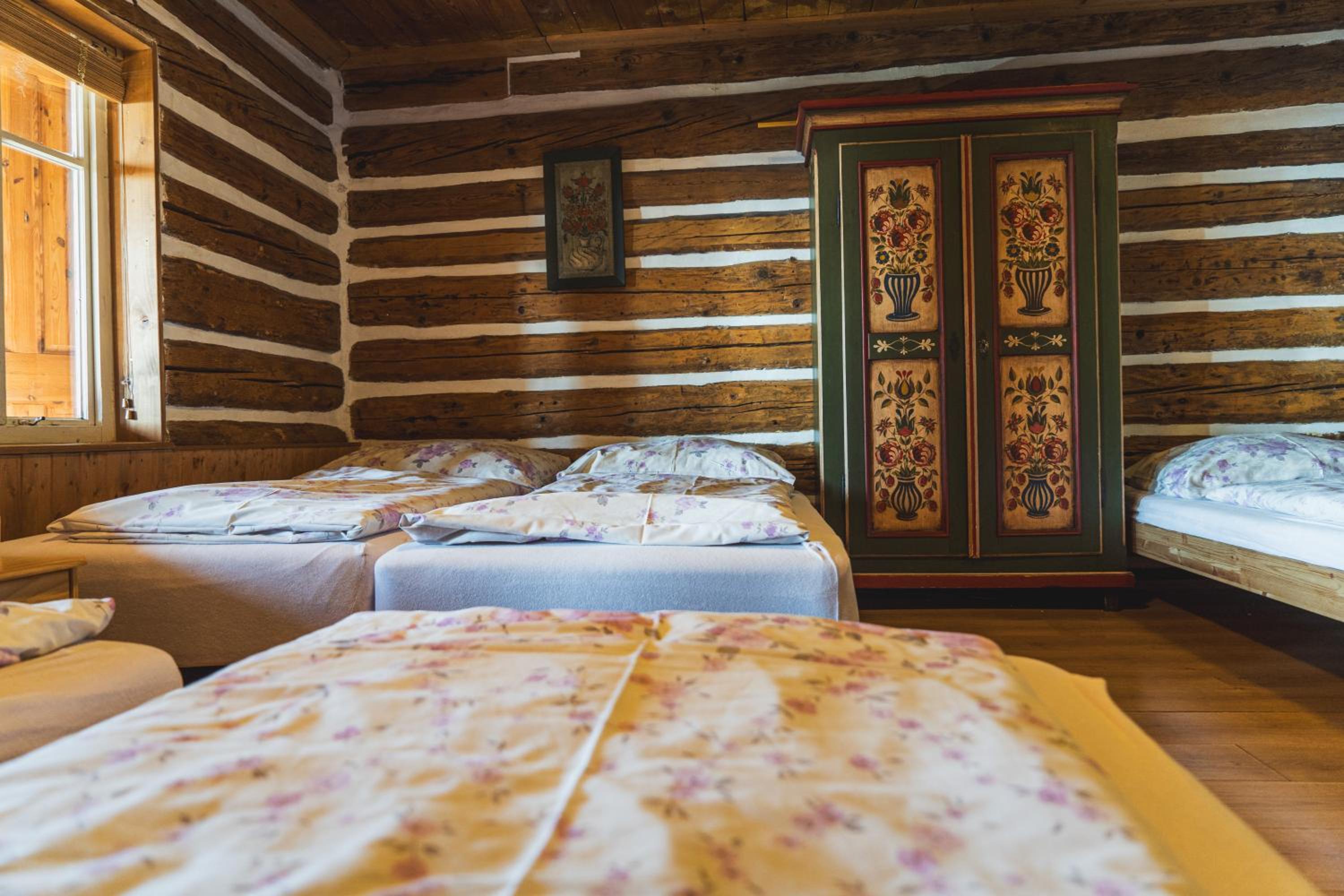 Sextuple Room with Shared Bathroom photo 2